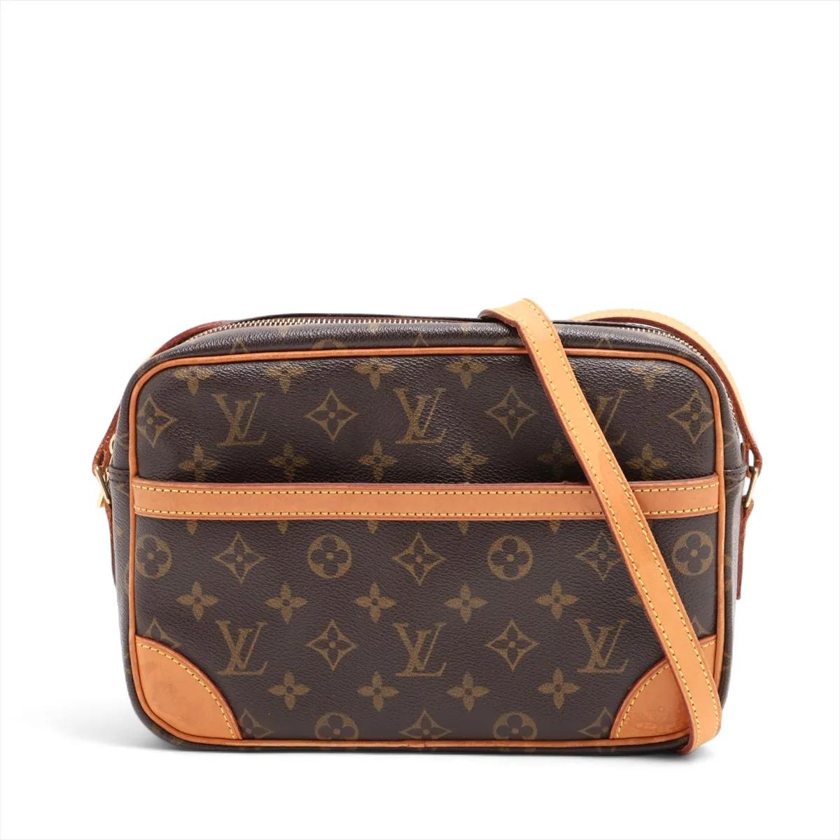 La Louis Vuitton Monogram Trocadero 27 è una borsa crossbody senza tempo che combina eleganza e praticità quotidiana. Realizzata con l'iconica tela Monogram e finiture in pelle di vacchetta naturale, emana la classica raffinatezza Louis Vuitton. La