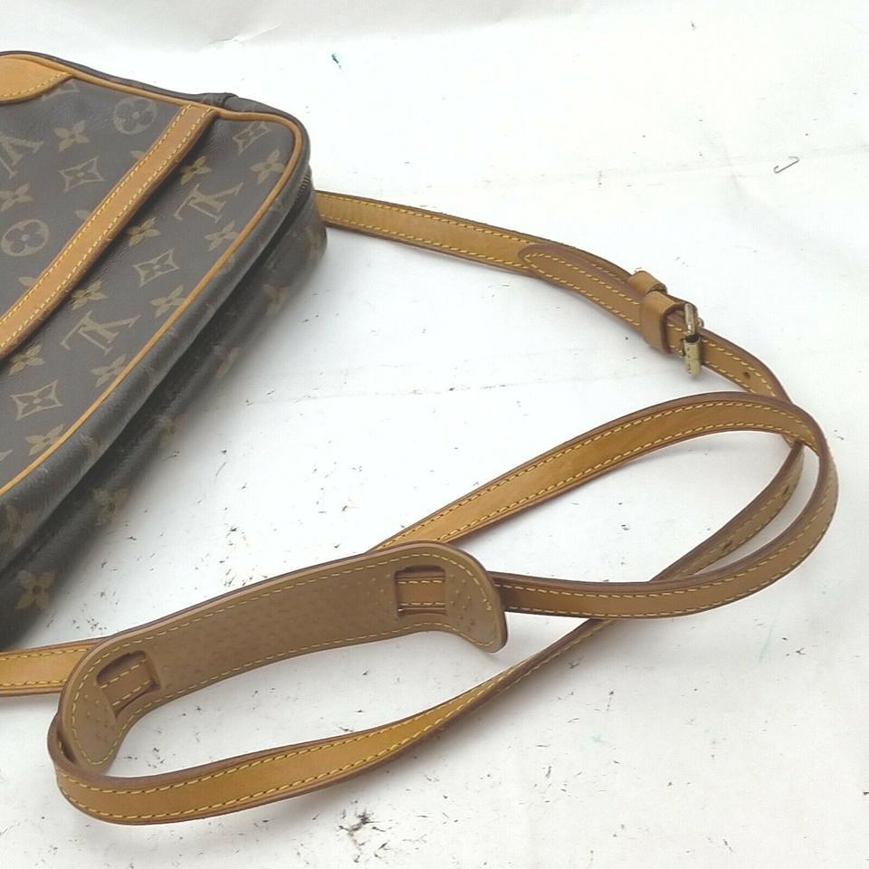 GOOD CONDITION
(7/10 or B)
NOT STICKY
(Outside) Minor rub on the leather parts

Minor scratch in the outside pocket

(Outside) Minor stain on the leather parts

(Shoulder) Minor rub on the edge of the shoulder strap

Minor crack on a part of