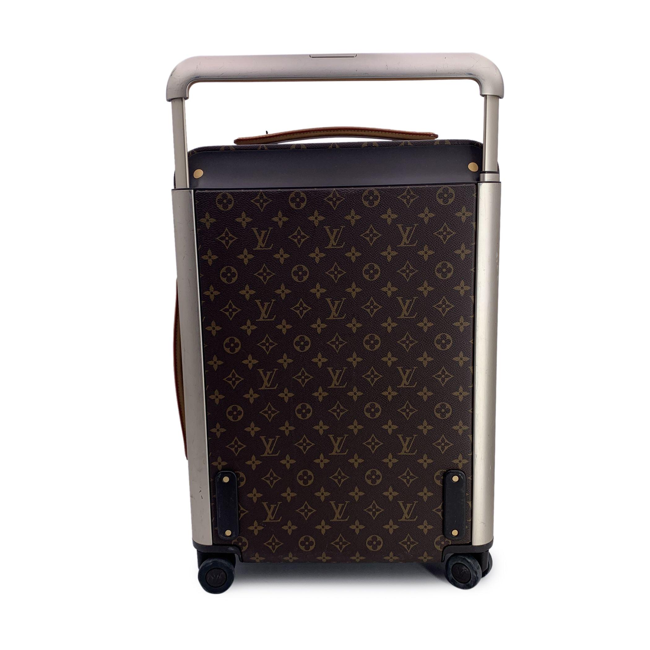 This beautiful Bag will come with a Certificate of Authenticity provided by Entrupy. The certificate will be provided at no further cost. Gorgeous Louis Vuitton HORIZON 55 Roller Luggage. This sophisticated and practical suitcase is crafted in brown