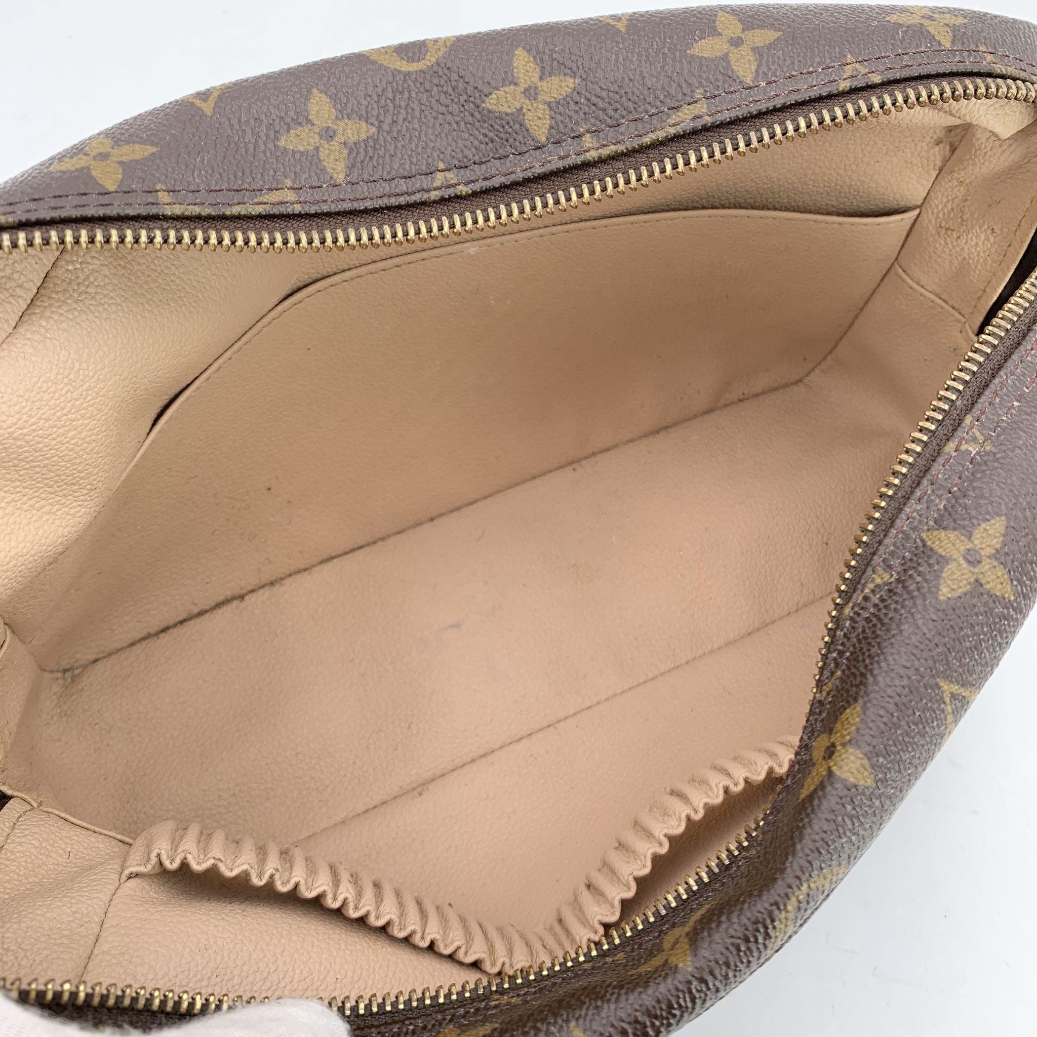 Louis Vuitton Monogram Trousse Toilette 28 Cosmetic Bag M47522 In Good Condition In Rome, Rome