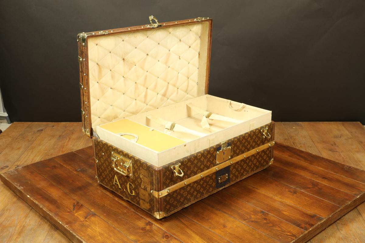 Louis Vuitton monogram trunk
Cabin trunk
Leather and trunk brass parts
Brass Handel
1 original tray.