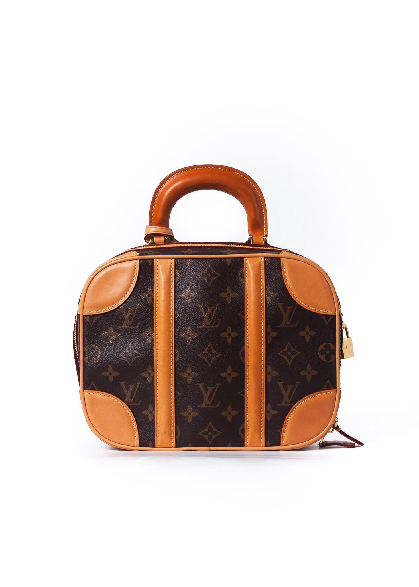 This compact Valisette PM handbag from the F/W 2019 collection is made from brown monogram canvas and features vachetta leather trim, brass hardware, rolled top handle, two way zip closure and protective studs at base. Vintage.

Color: brown