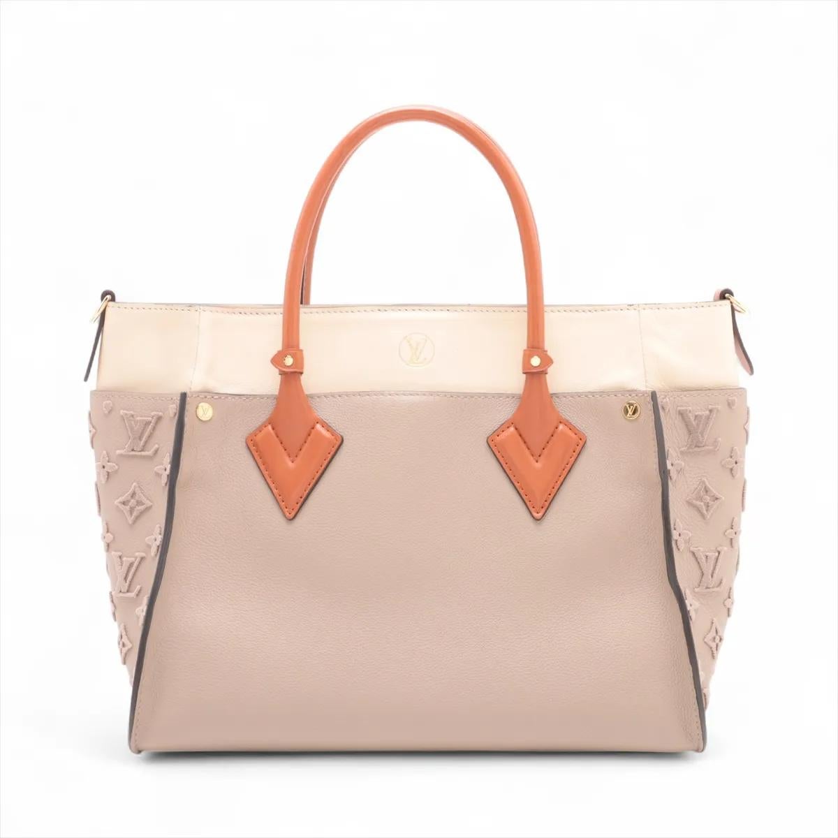 *Louis Vuitton Monogram On My Side Beige Bon état - En vente à Humacao, PR