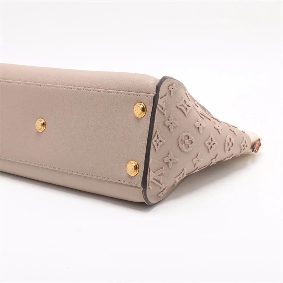 *Louis Vuitton Monogram On My Side Beige Pour femmes en vente