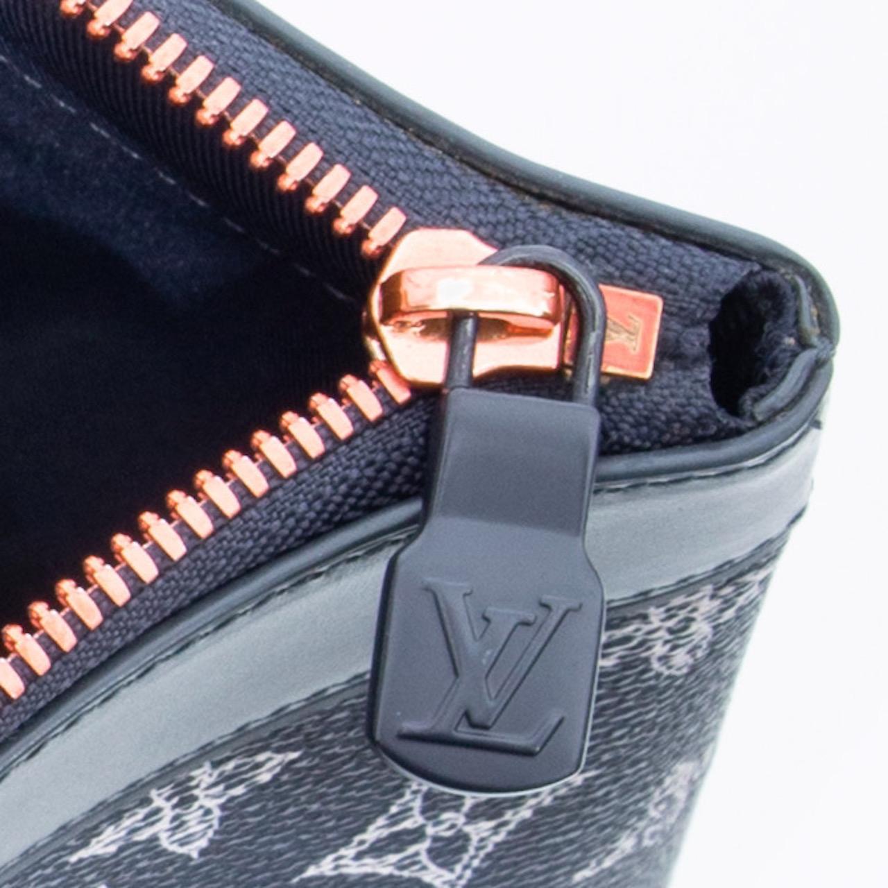 Louis Vuitton - Pochette à encre avec monogramme, dos nu et dos nu Apollo GM (2018) en vente 1