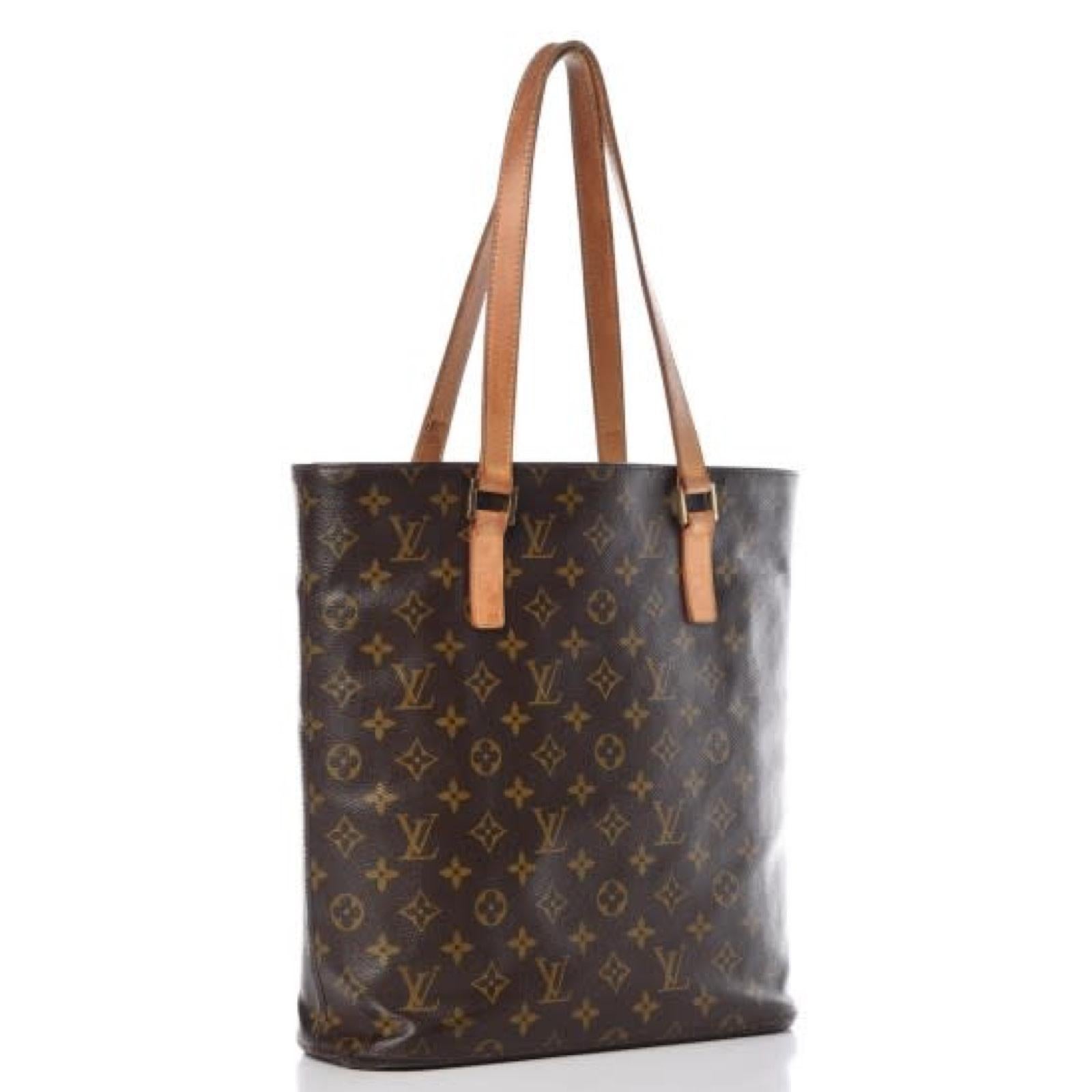 This shoulder bag is made of signature Louis Vuitton monogram coated canvas. The bag features vachetta cowhide leather shoulder straps and a brown woven fabric interior.

COLOR: Brown
MATERIAL: Coated canvas
ITEM CODE: SP0952
MEASURES: H 12.25” x L