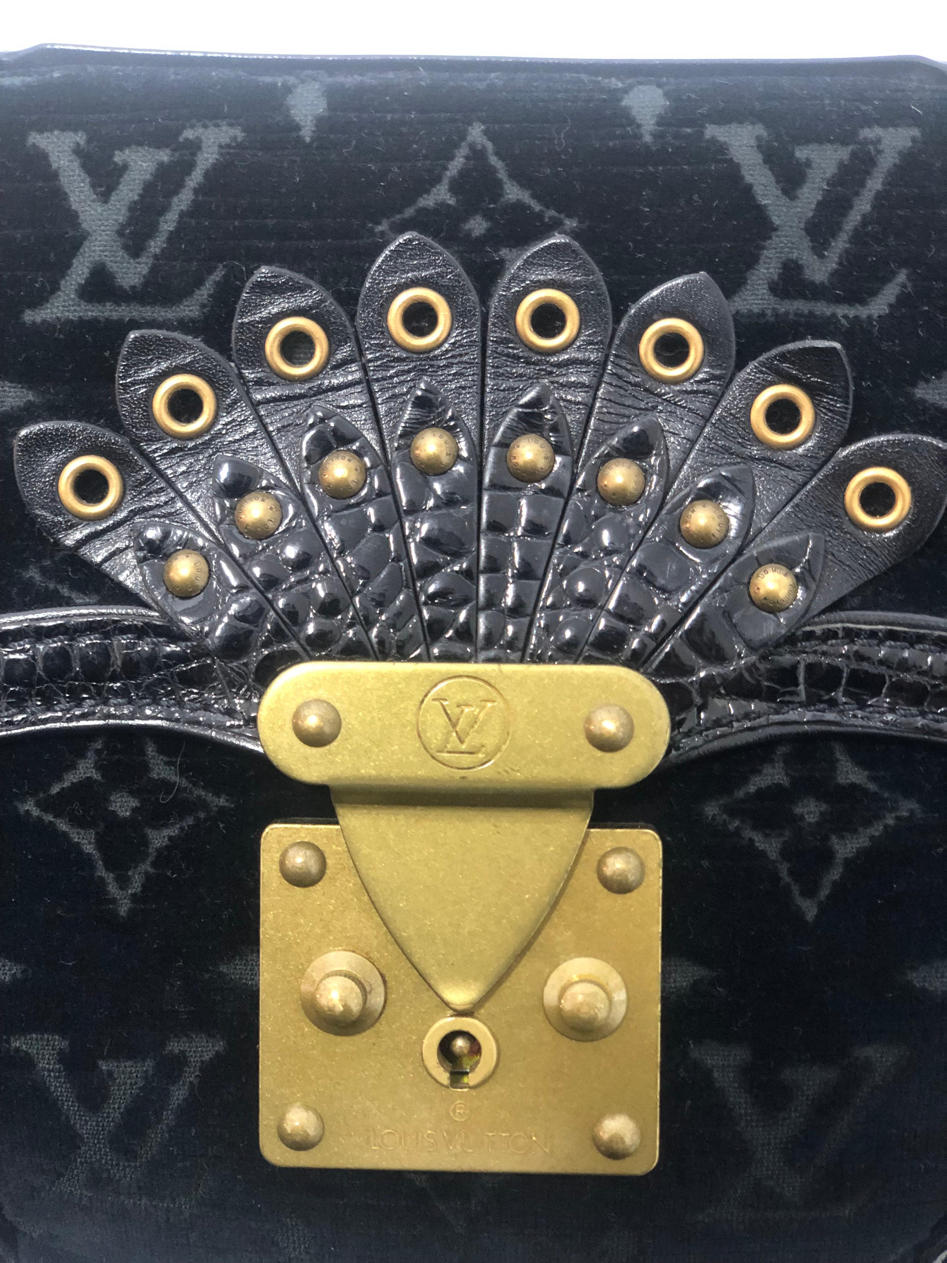 Louis Vuitton Monogram Velours Irvine Bag, features an alligator top handle, alligator trims, front lock, and one interior slip pocket.

Material: Velvet and Leather
Hardware: Brass Gold.
Height: 17.5cm
Width: 22cm
Depth: 6cm
Handle Drop: