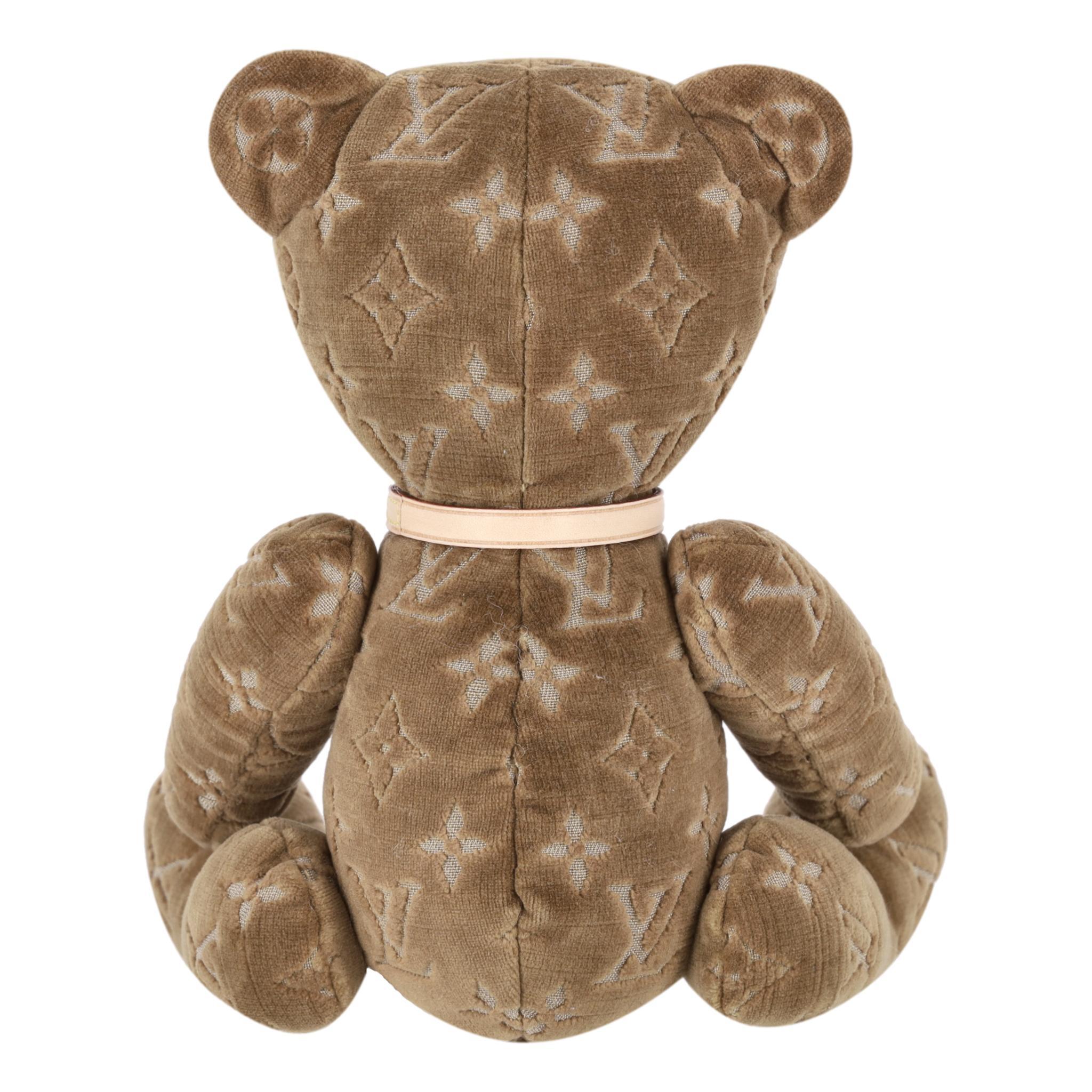 Oggetto da collezione - Orsacchiotto di velluto Monogram Louis Vuitton PM

Teddy Brown in morbido velluto Monogram con collana in pelle beige.

Questo pezzo rivisita l'orso disegnato da Marc Jacobs per la sfilata primavera-estate 2005 di Louis