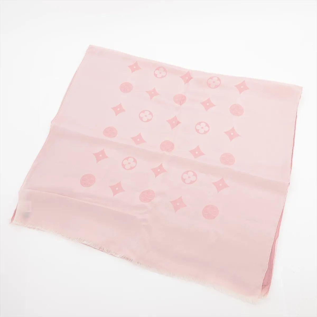 Der Louis Vuitton Monogram Venice Seidenschal in Rosa ist ein feminines und elegantes Accessoire, das ikonisches Design mit luxuriöser Handwerkskunst verbindet. Es ist aus einer weichen und leichten Seidenmischung gefertigt und zeigt das für das