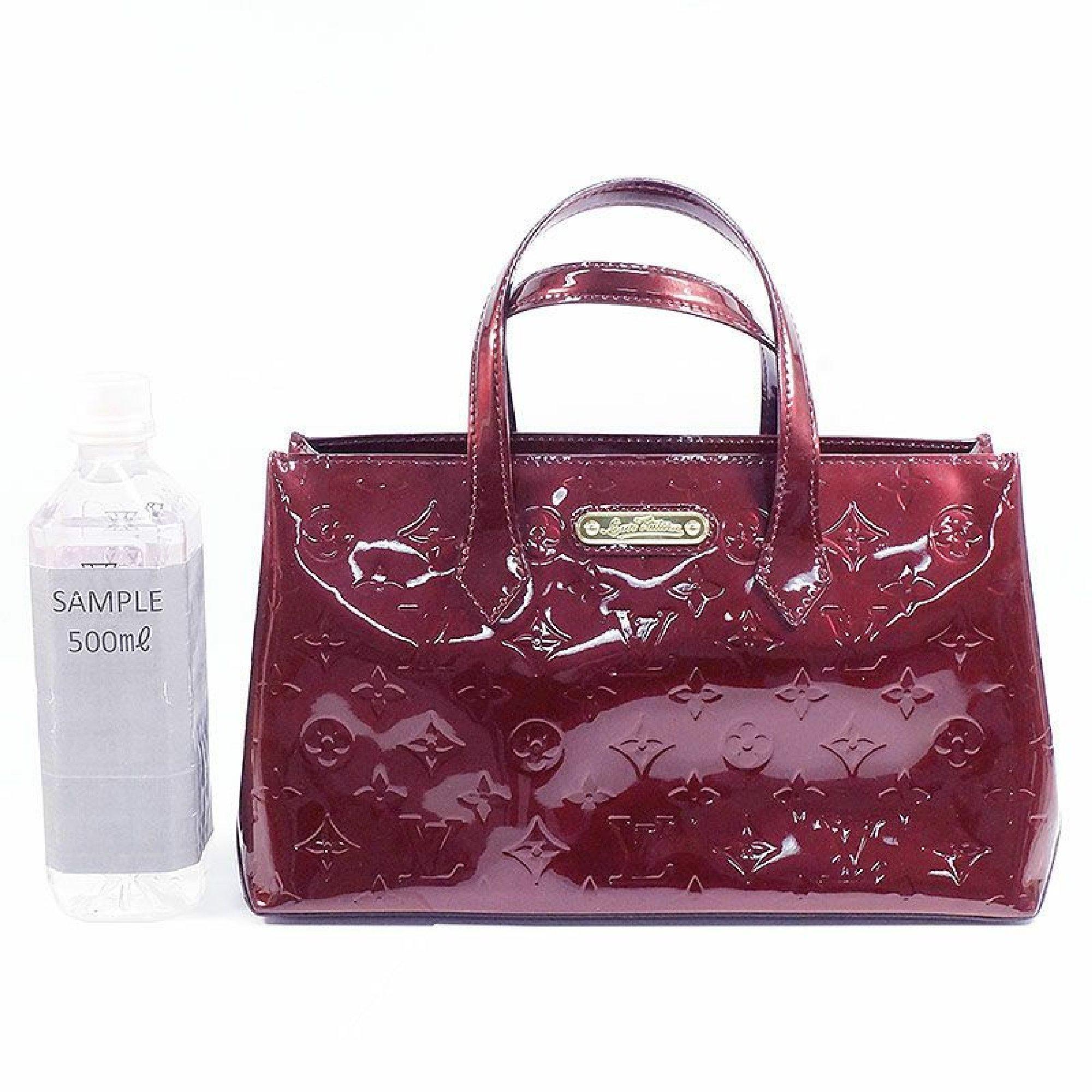 An authentic LOUIS VUITTON Monogram Verni Wilshire PM Womens handbag M93641 Amaranto. The color is Amaranto. The outside material is Patent Leather. The pattern is WilshirePM. This item is Contemporary. The year of manufacture would be 2010.
Rank
AB