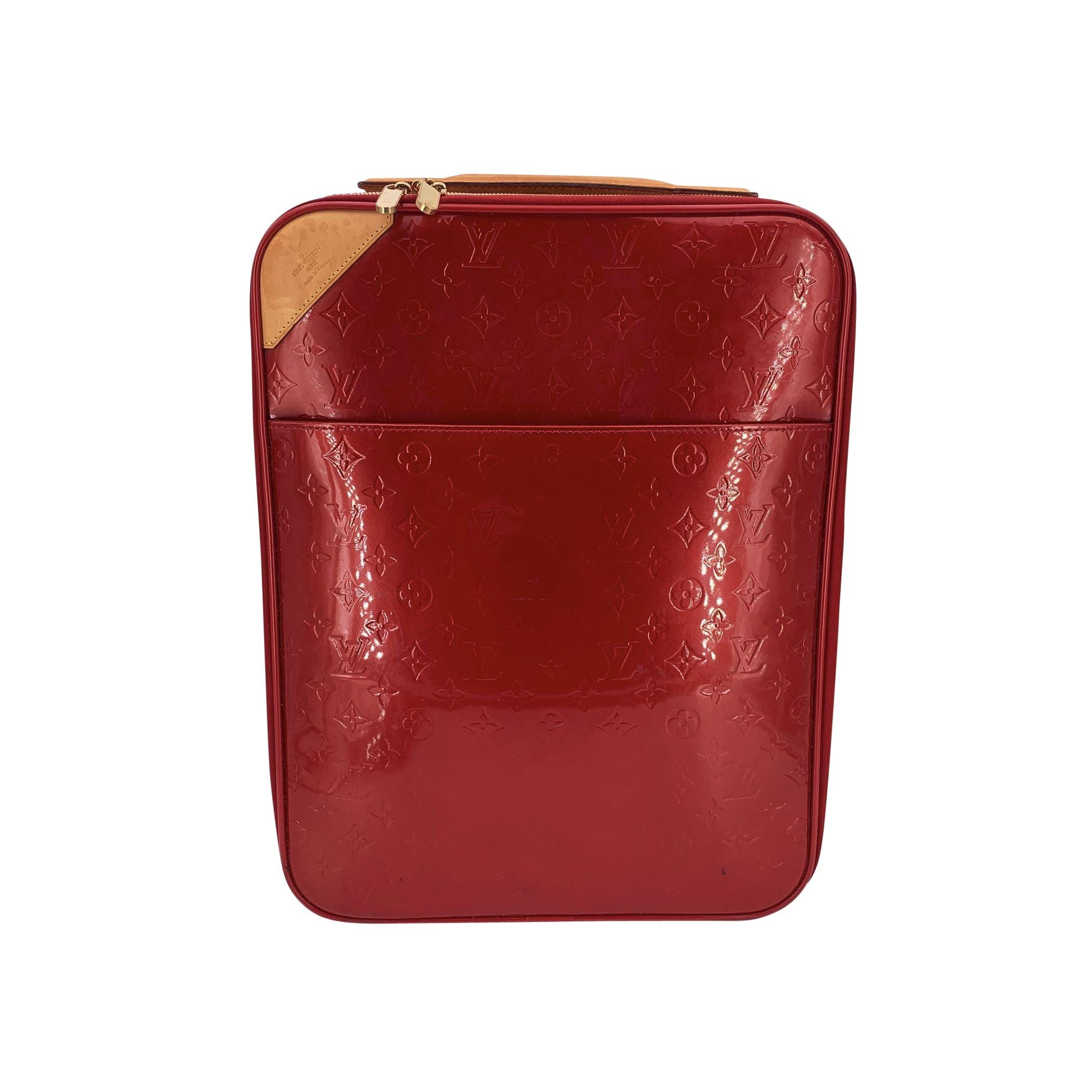 Wunderschönes Louis Vuitton PEGASE 45 Rollengepäck. Dieser raffinierte und praktische Koffer ist aus atemberaubendem rotem Monogram Vernis Lackleder gefertigt und mit hellbraunen Lederbesätzen versehen. Sie verfügt über eine Vordertasche, die leicht