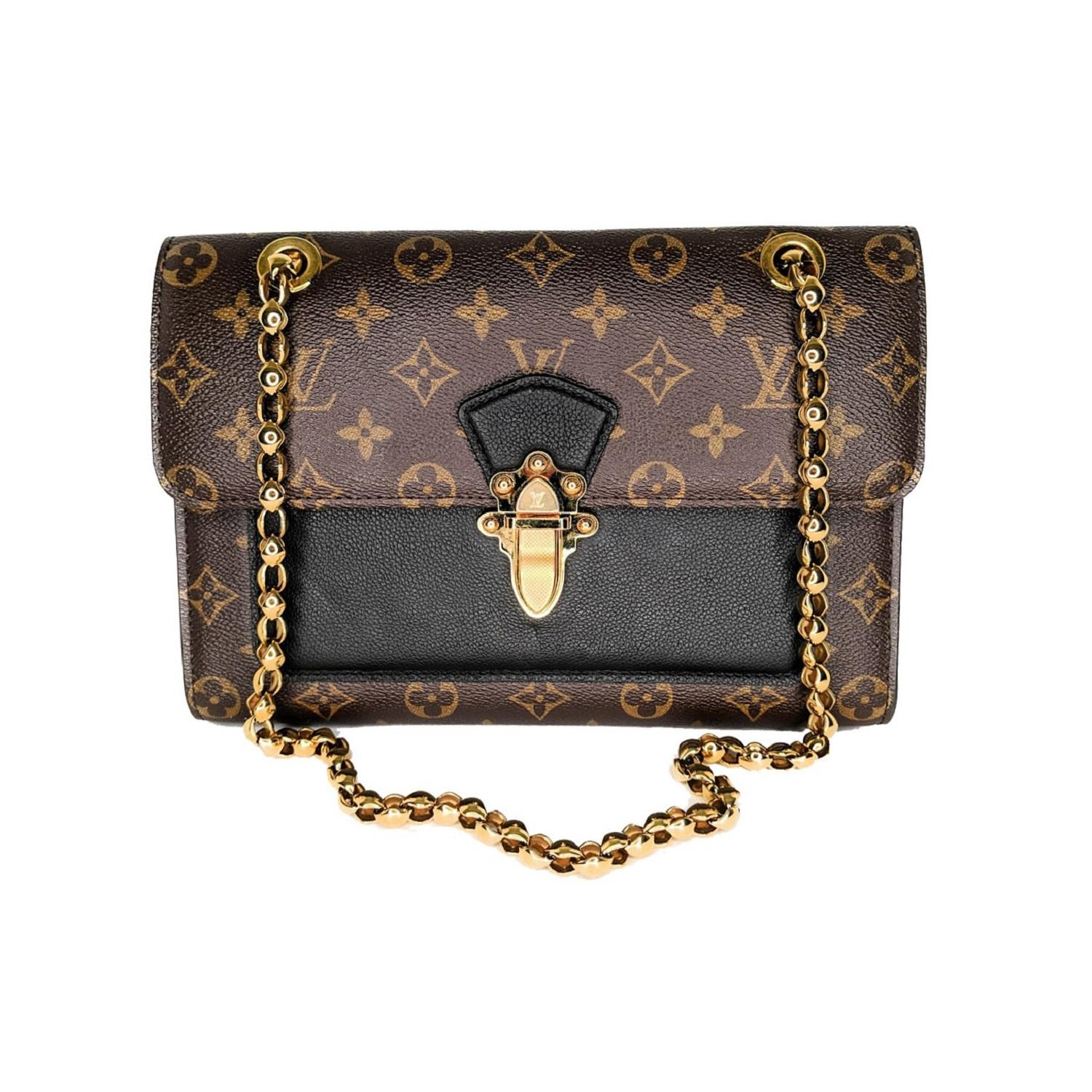 This chic shoulder bag is crafted of Louis Vuitton monogram on toile canvas with a cross-over flap. The bag features polished brass bijoux chain link shoulder straps and a facing brass press-lock for the flap. The flap opens to a front patch pocket