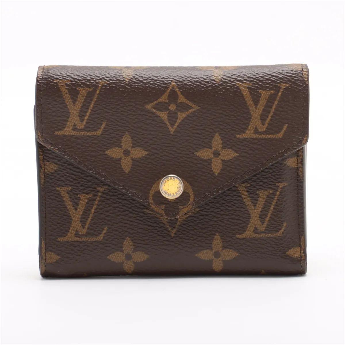 Le portefeuille Monogram Victorine de Louis Vuitton est un accessoire compact mais fonctionnel, fabriqué à partir de la toile Monogram emblématique de la Maison. Son design de type enveloppe est doté d'une fermeture à pression sécurisée qui s'ouvre