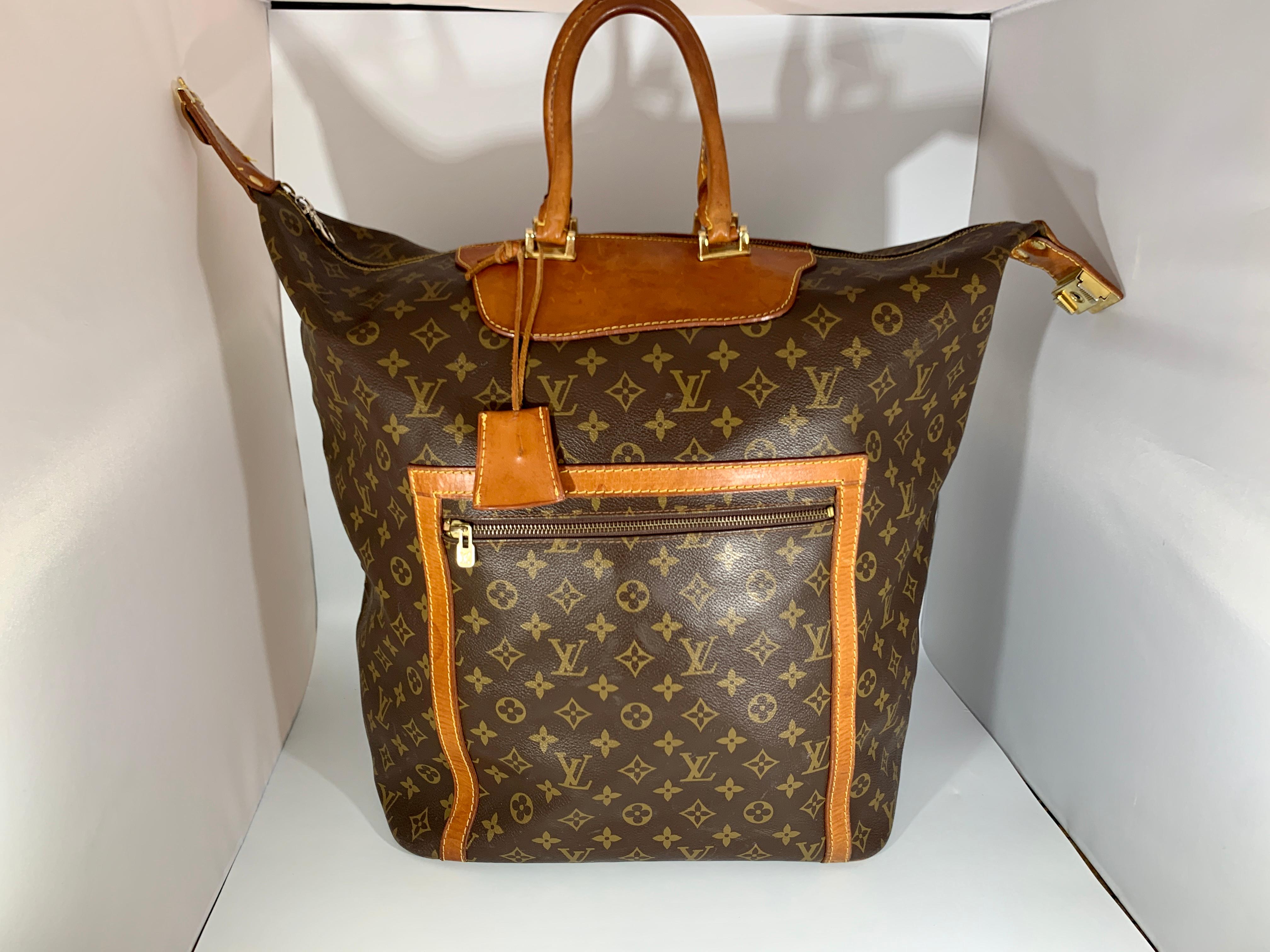 LOUIS VUITTON
French Company Vintage 
Description
Brown and tan monogram coated canvas.
 A rare find .
 selling my extremely rare and hard to come by authentic louis vuitton saks fifth ave steamer trunk bag. this bag is great for any home. and the