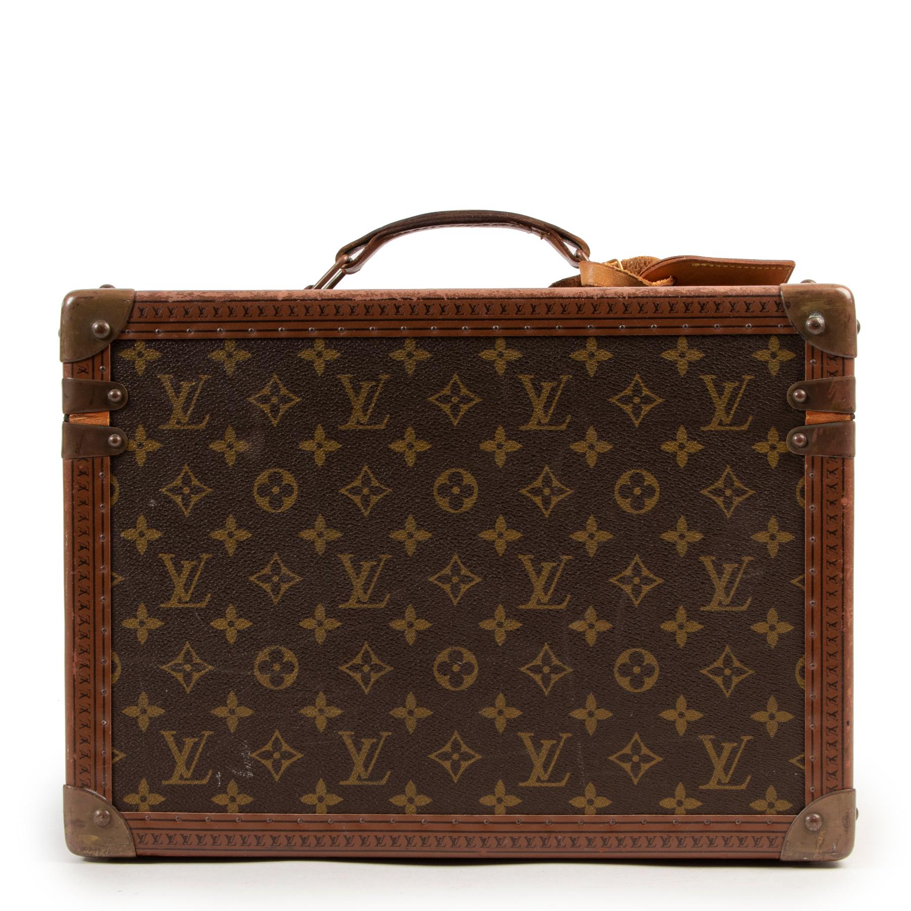 Preloved condition

Louis Vuitton Monogram Vintage Trunk Vanity Case Pharmacy Box

This gorgeous trunk case by Louis Vuitton comes in the iconic LV monogram canvas. The borders are featuring brown leather with the Louis Vuitton logo on. The front