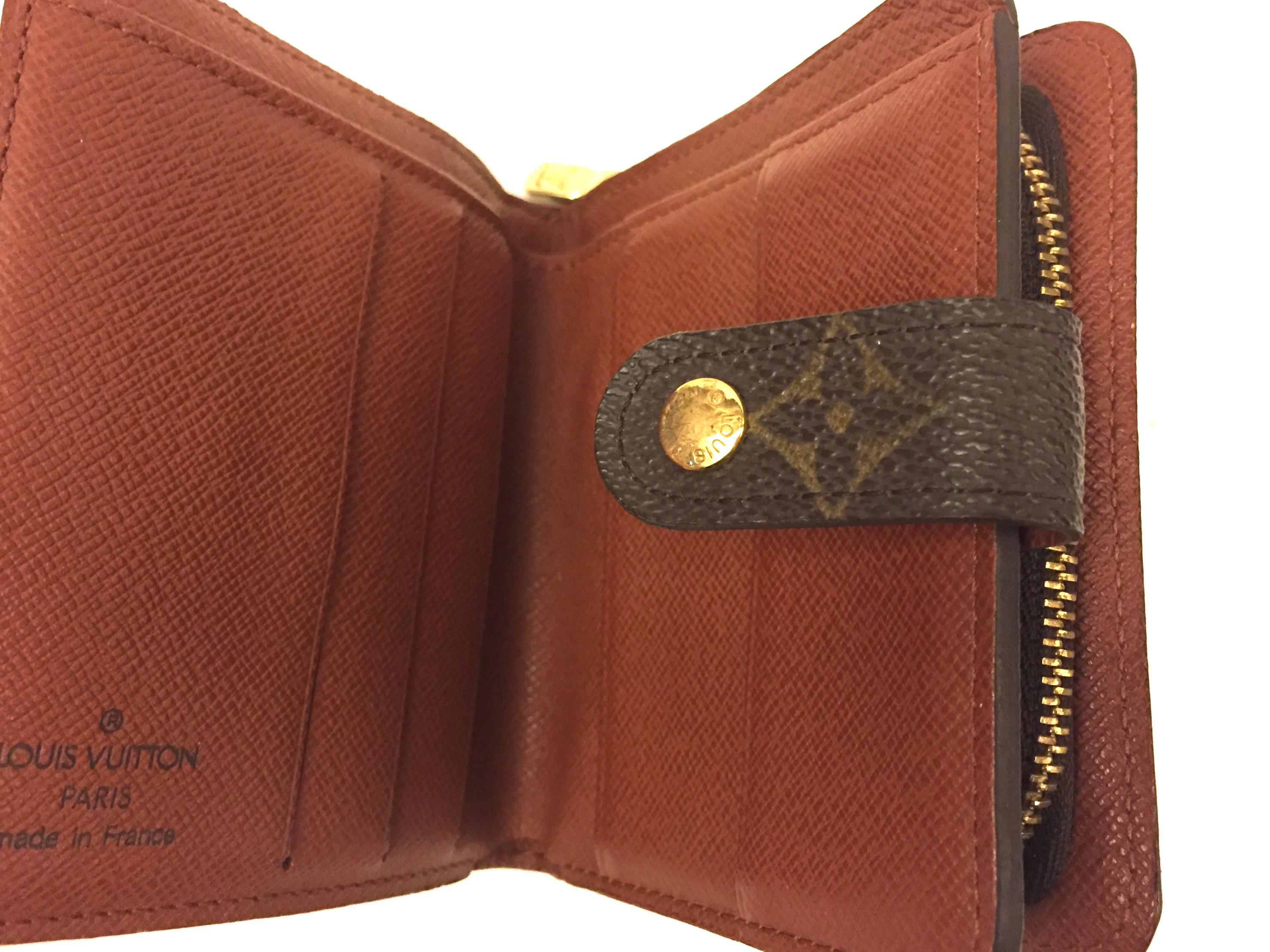 - Louis Vuitton monogram wallet with coins and cards holder/paper money compartments. 

- Zip and push lock closure. 

- Measurements: 10cm x 11cm x 3cm.  