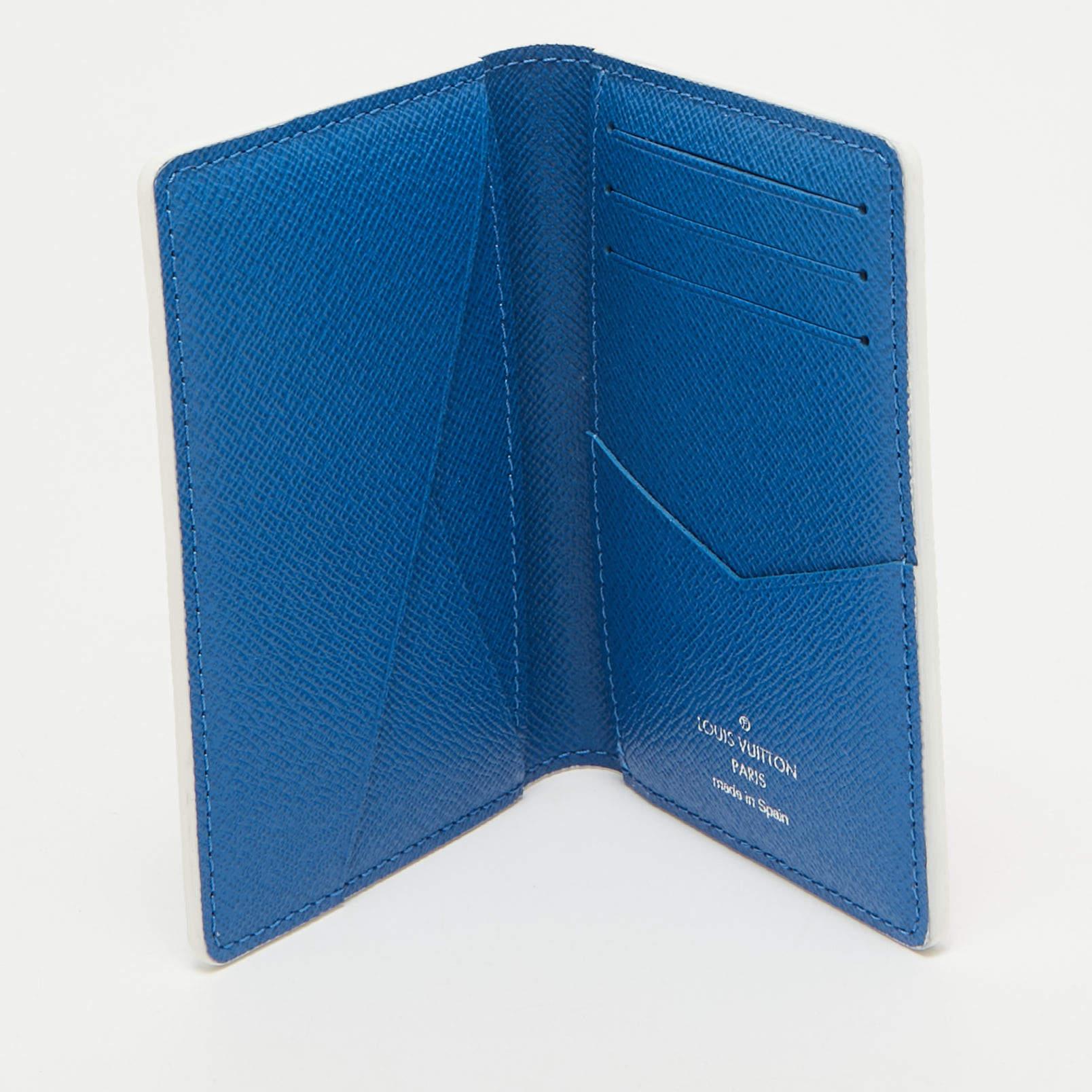 L'organizer tascabile Monogram di Louis Vuitton dona un tocco di vivacità artistica agli oggetti di uso quotidiano. Realizzata in tela con un audace tocco di acquerello sull'iconico Monogram, unisce la funzionalità a un design sorprendente.