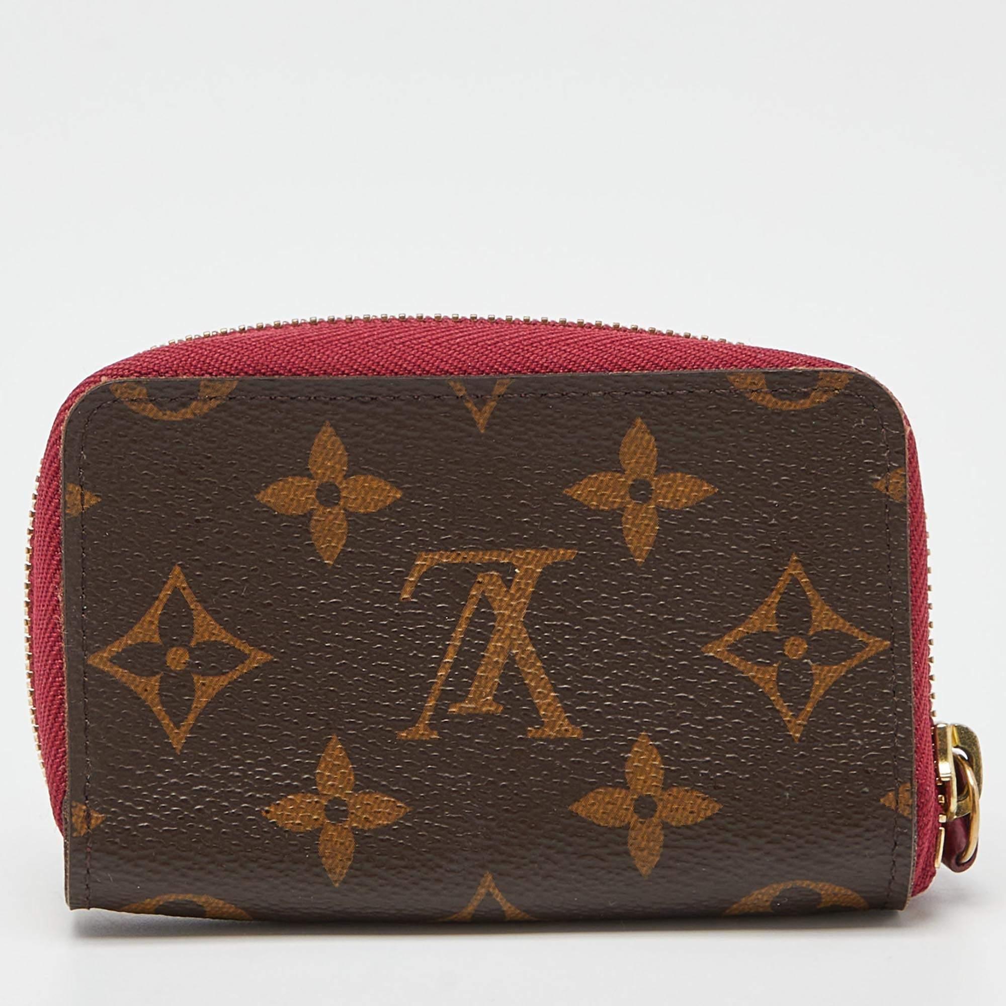 This Louis Vuitton piece is carefully crafted to offer you a luxurious accessory you will cherish. It is marked by high quality and enduring appeal. Invest in it today!

