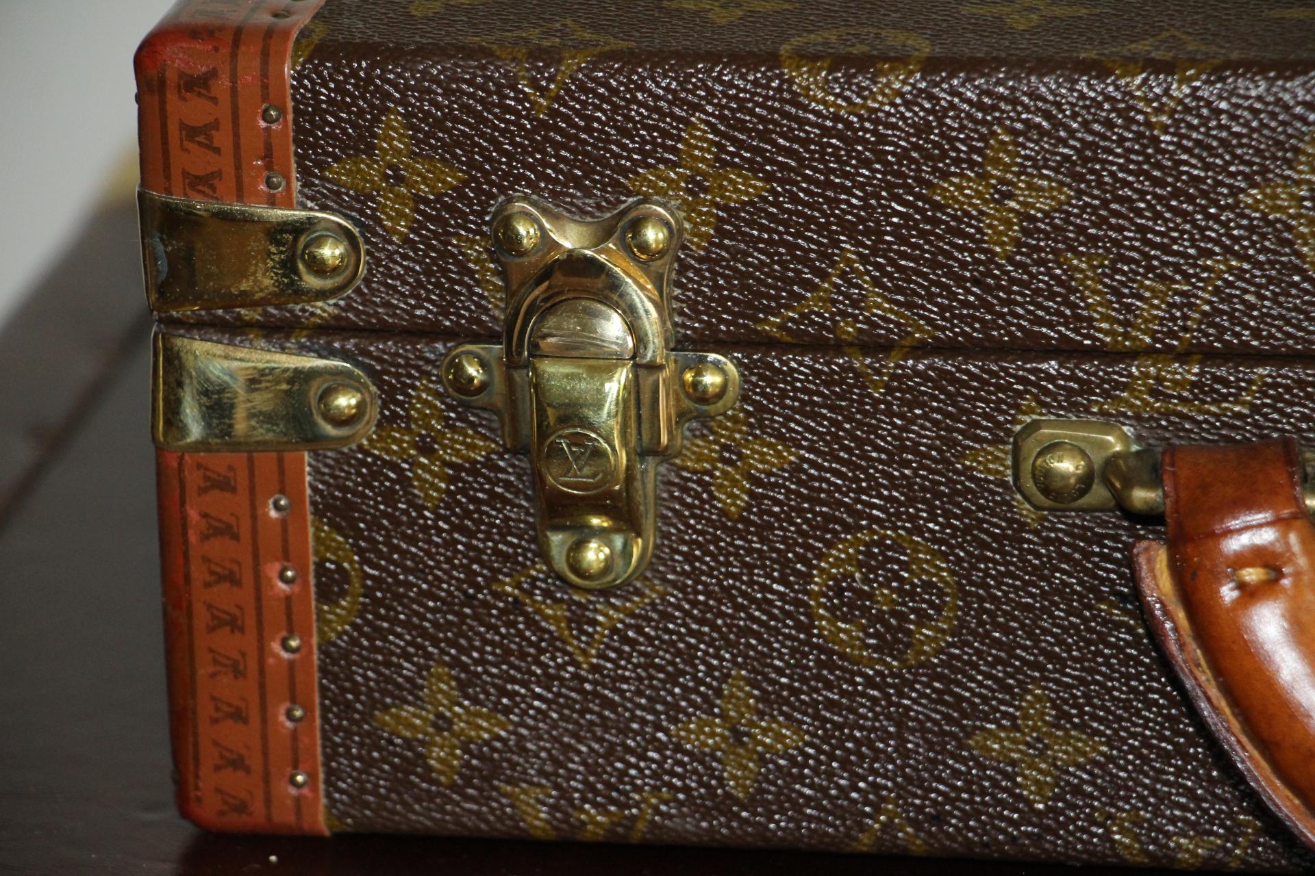 This elegant Louis Vuitton briefcase features monogram canvas and a comfortable leather handle. Closed by a solid brass lock, it is accompanied by two crafted brass trunk latches. Its trims are printed with the LV logo all around.
Its interior is