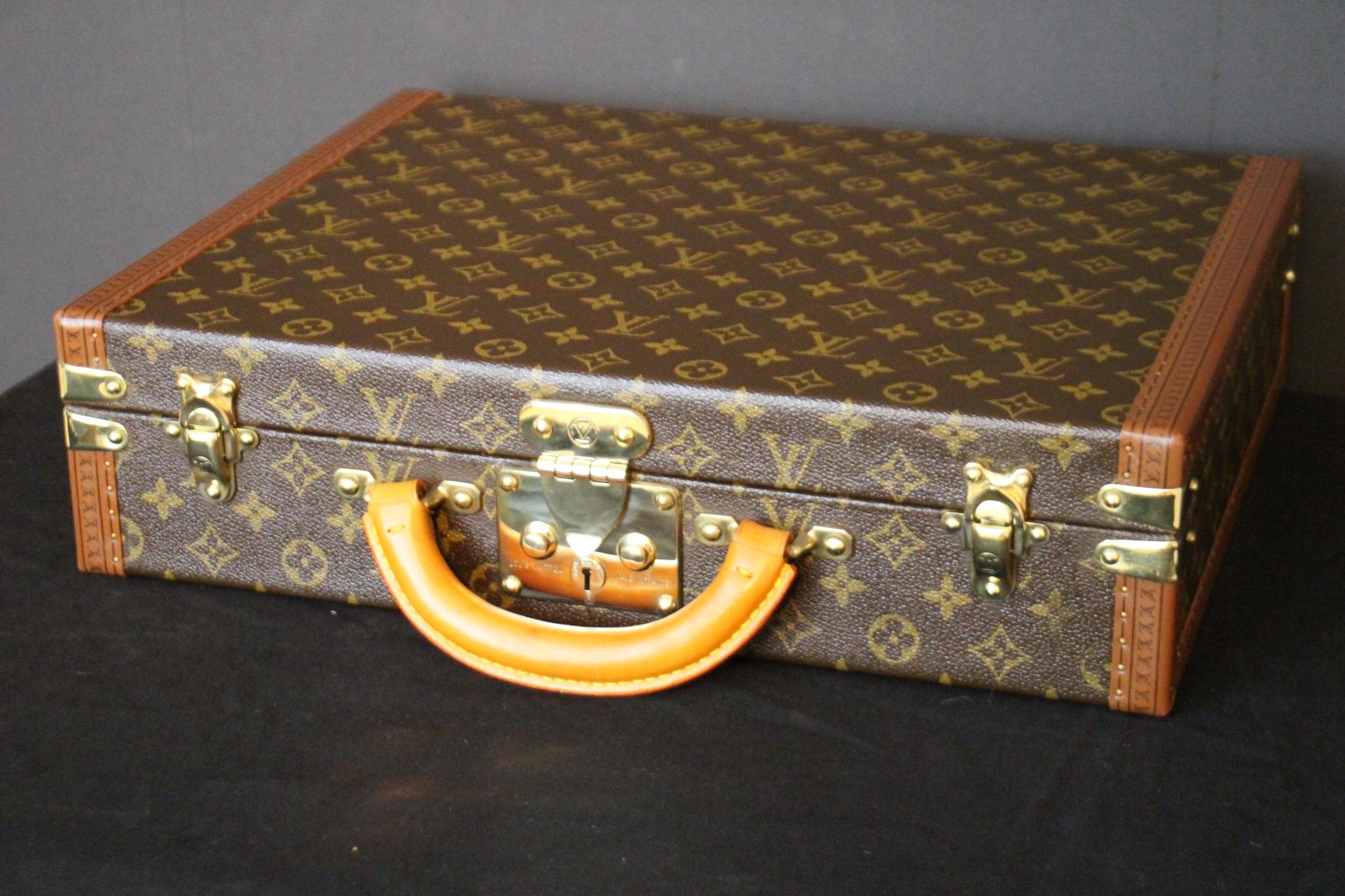 This elegant Louis Vuitton briefcase features monogram canvas and a comfortable all leather handle. Closed by a solid brass lock, it is accompanied by two crafted brass latches. Its trims are printed with the Louis Vuitton logo all around and are in