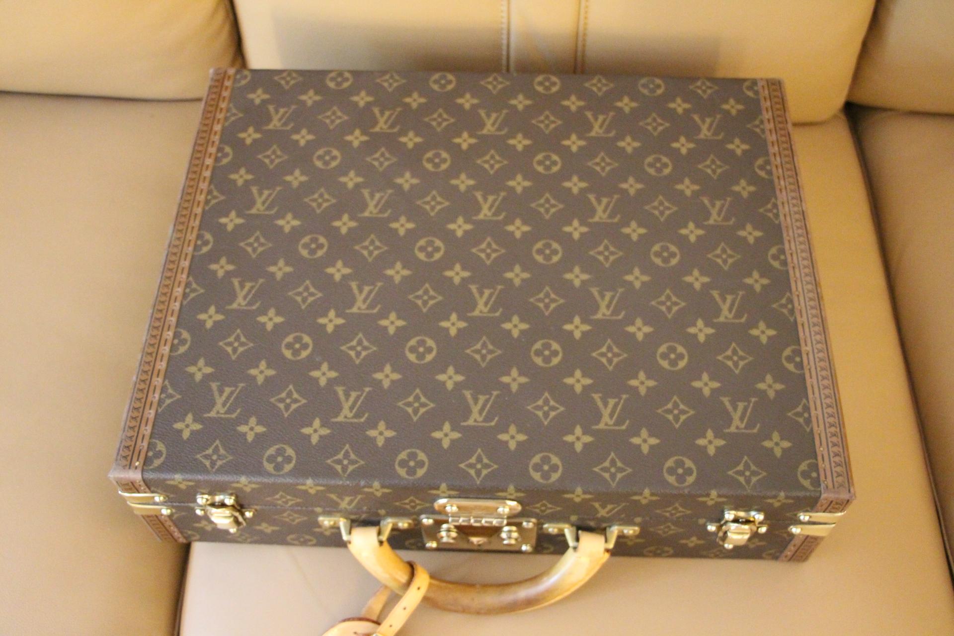 This elegant Louis Vuitton briefcase features monogram canvas and a large and comfortable leather handle. Closed by a solid brass lock, it is accompanied by two crafted brass trunk latches. Its trims are printed with the LV logo all around.
Its