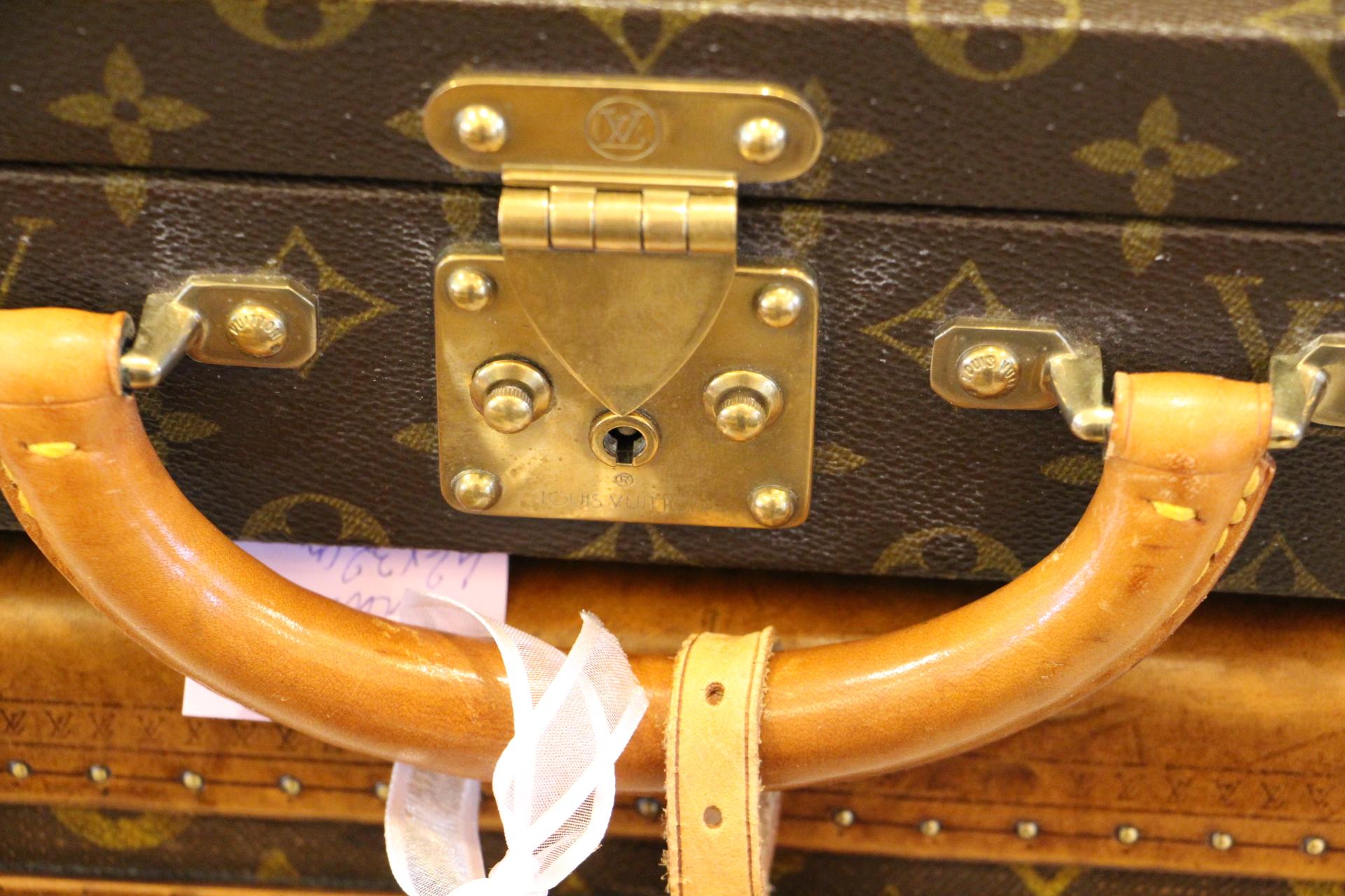 This elegant classeur briefcase features monogram canvas and a comfortable leather handle. Closed by a solid brass lock, it is accompanied by two crafted brass trunk latches. It has got its original keys.
Green interior with two pockets under its