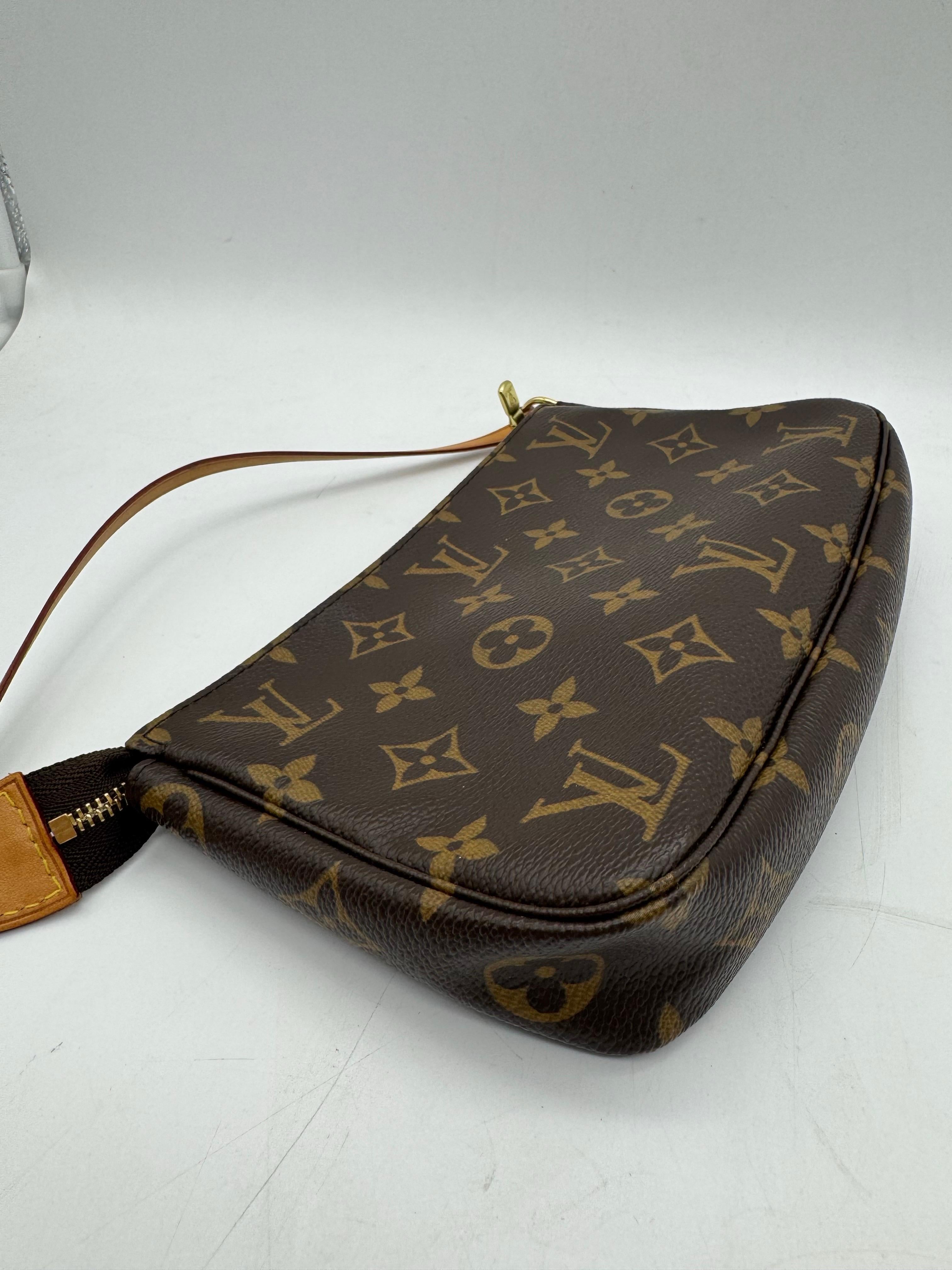 Very good condition

Louis Vuitton Pochette 
Monogramm Canvas 
 Made 2010