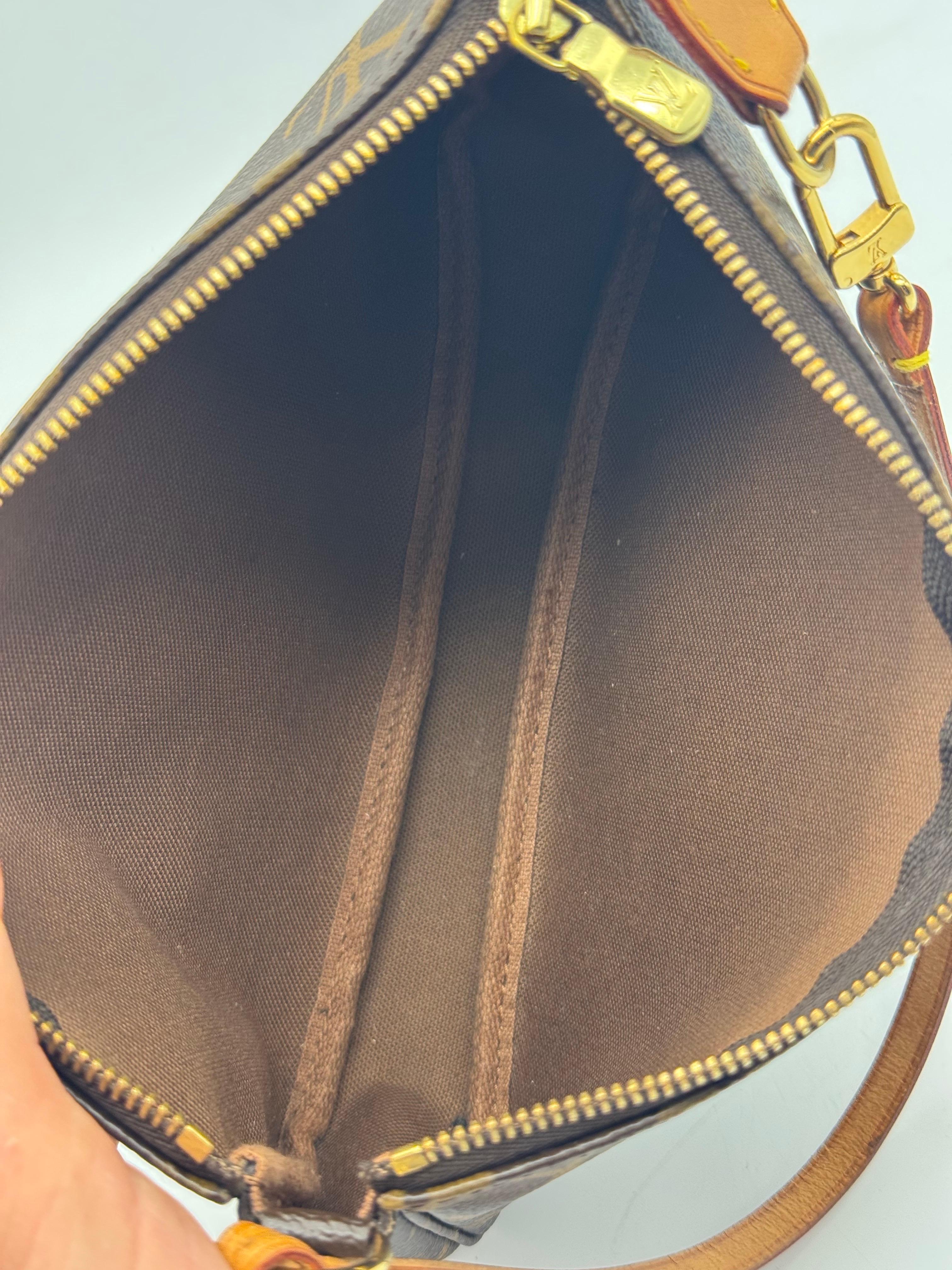 Louis Vuitton Monogramm Pochette Pouch For Sale 1