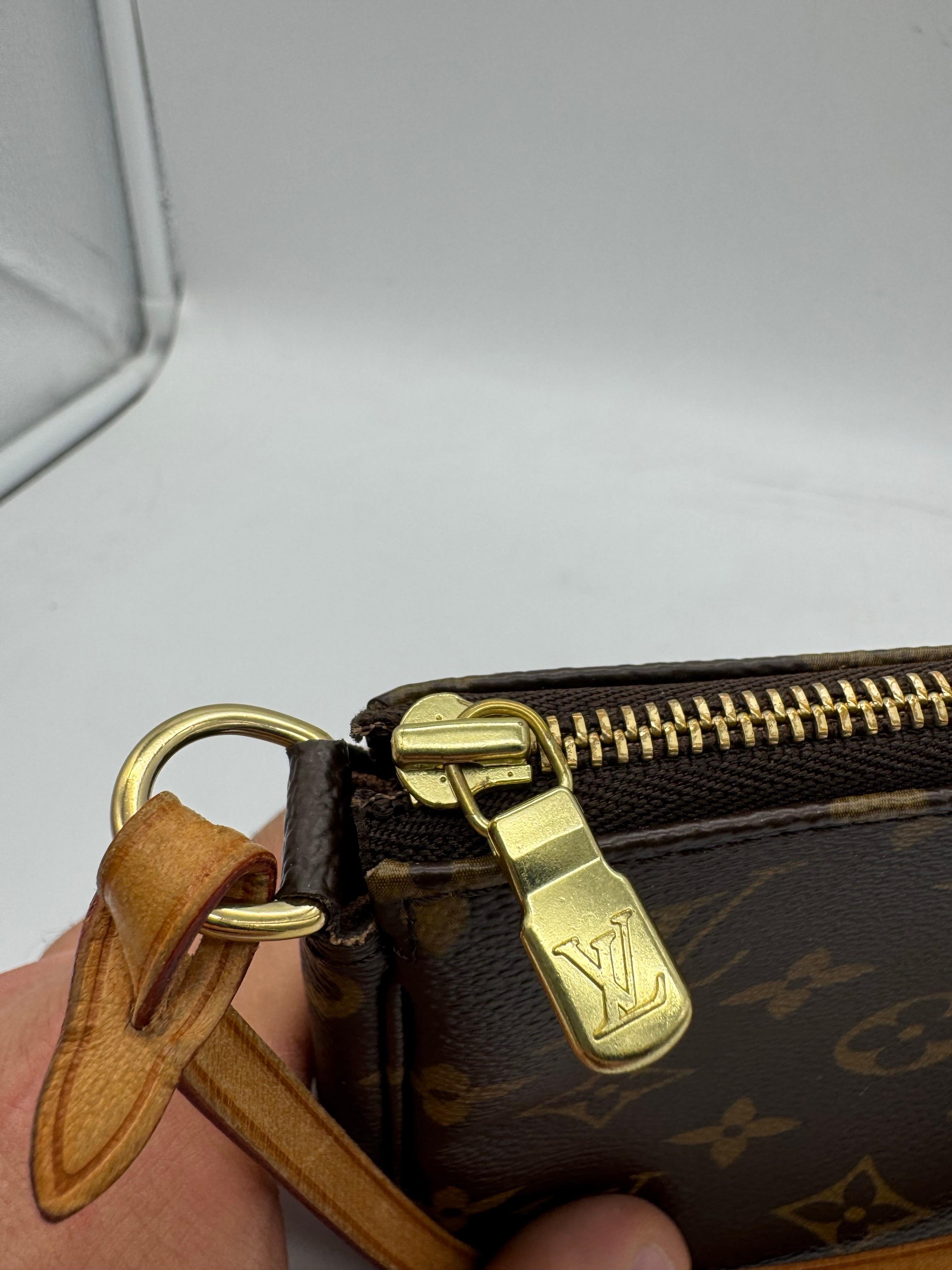 Louis Vuitton Monogramm Pochette Pouch For Sale 3