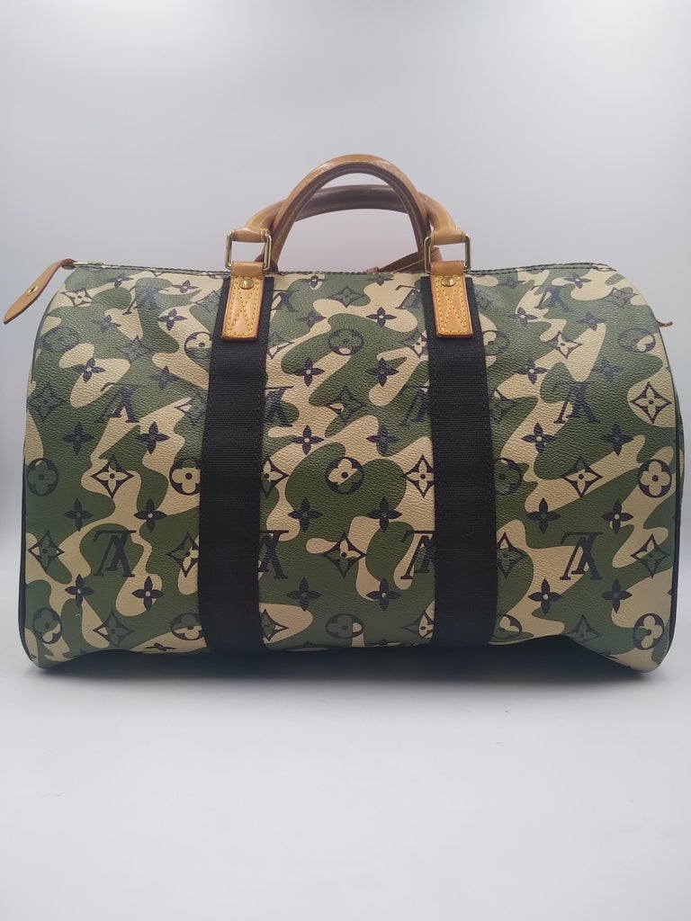 Louis Vuitton Monogramouflage Speedy 35 Limited Edition Takashi Murakami 2008
-100% authentic Louis Vuitton
- vachetta rolled leather top handles
- brass hardware
- detachable tag
- olive green canvas interior lining
- single slit pocket at interior