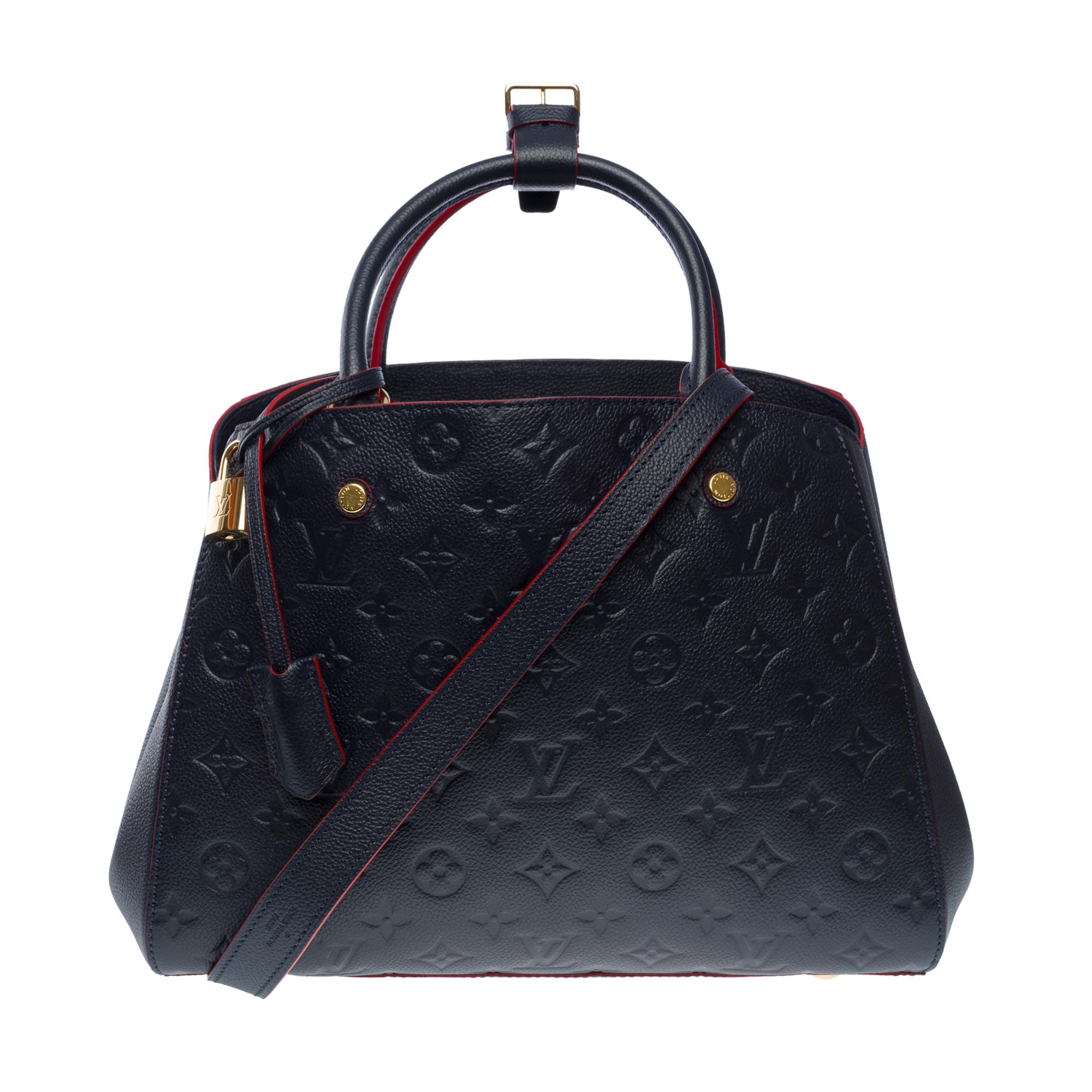 Gorgeous Louis Vuitton Montaigne MM in navy blue imprint monogram leather with red slices , gold metal hardware, double handle in blue leather, removable shoulder handle in navy leather for hand or shoulder carry

Snap closure
Interior lining in red