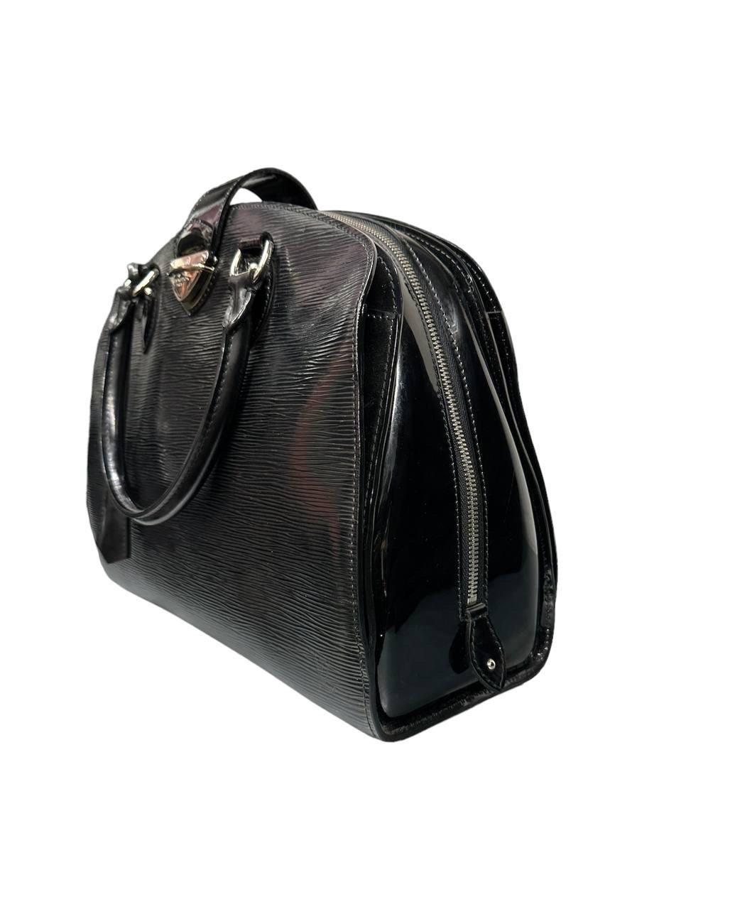 Louis Vuitton signierte Tasche, Modell Montaigne, aus Epi-Canvas in schwarzem Lackleder und silberner Hardware. Ausgestattet mit doppeltem Ledergriff zum Tragen der Handtasche. Innen mit schwarzem Alcantara ausgekleidet, sehr geräumig. Ausgestattet