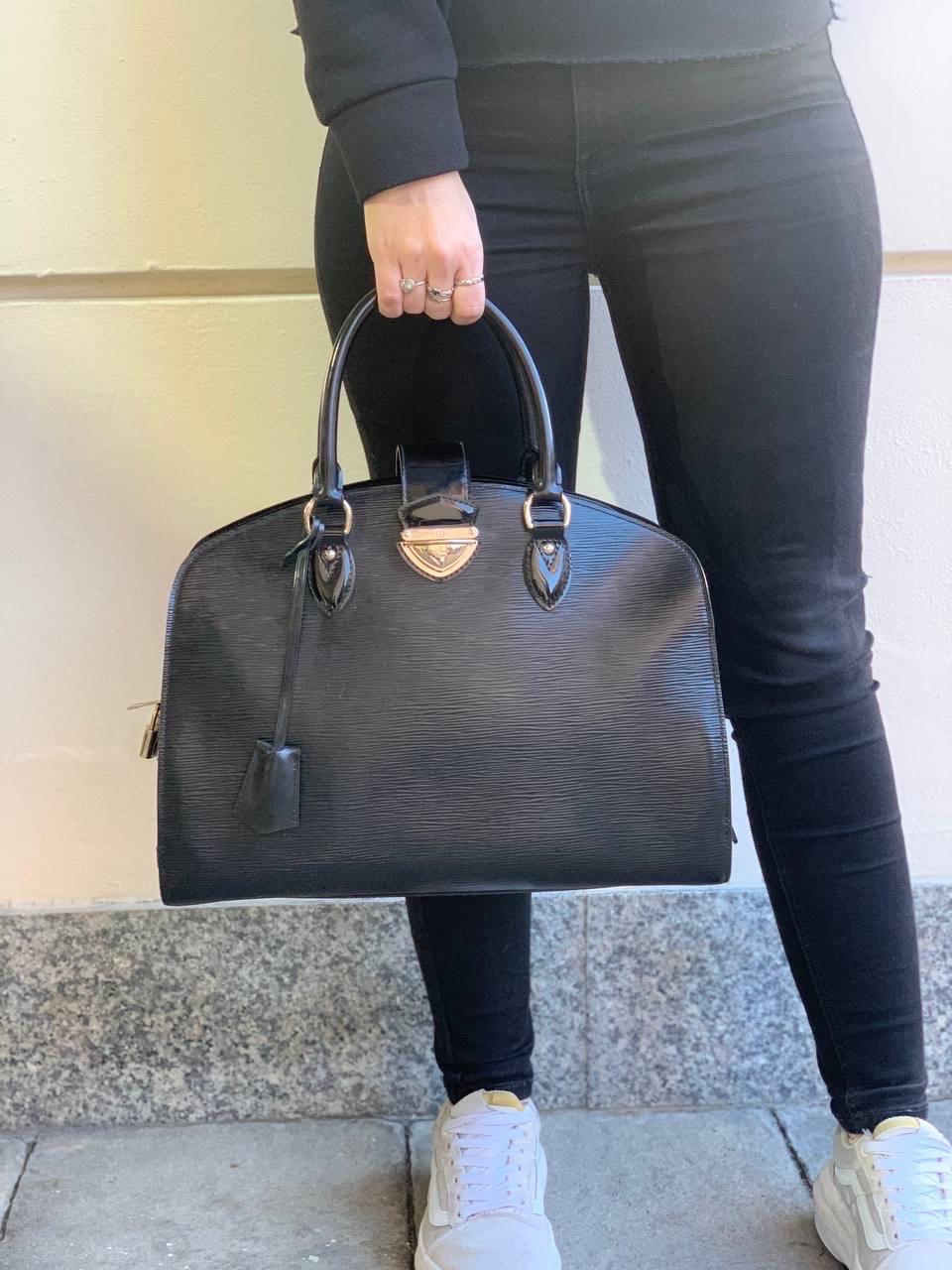 Louis Vuitton Montaigne Vintage Bag Black Epi Leather For Sale 3