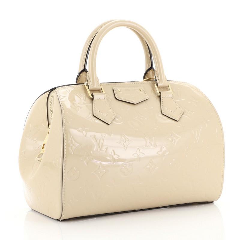 This Louis Vuitton Montana Handbag Monogram Vernis, crafted in neutral monogram vernis leather, features dual rolled handles, protective base studs and gold-tone hardware. Its zip closure opens to a neutral fabric interior with slip pocket.
