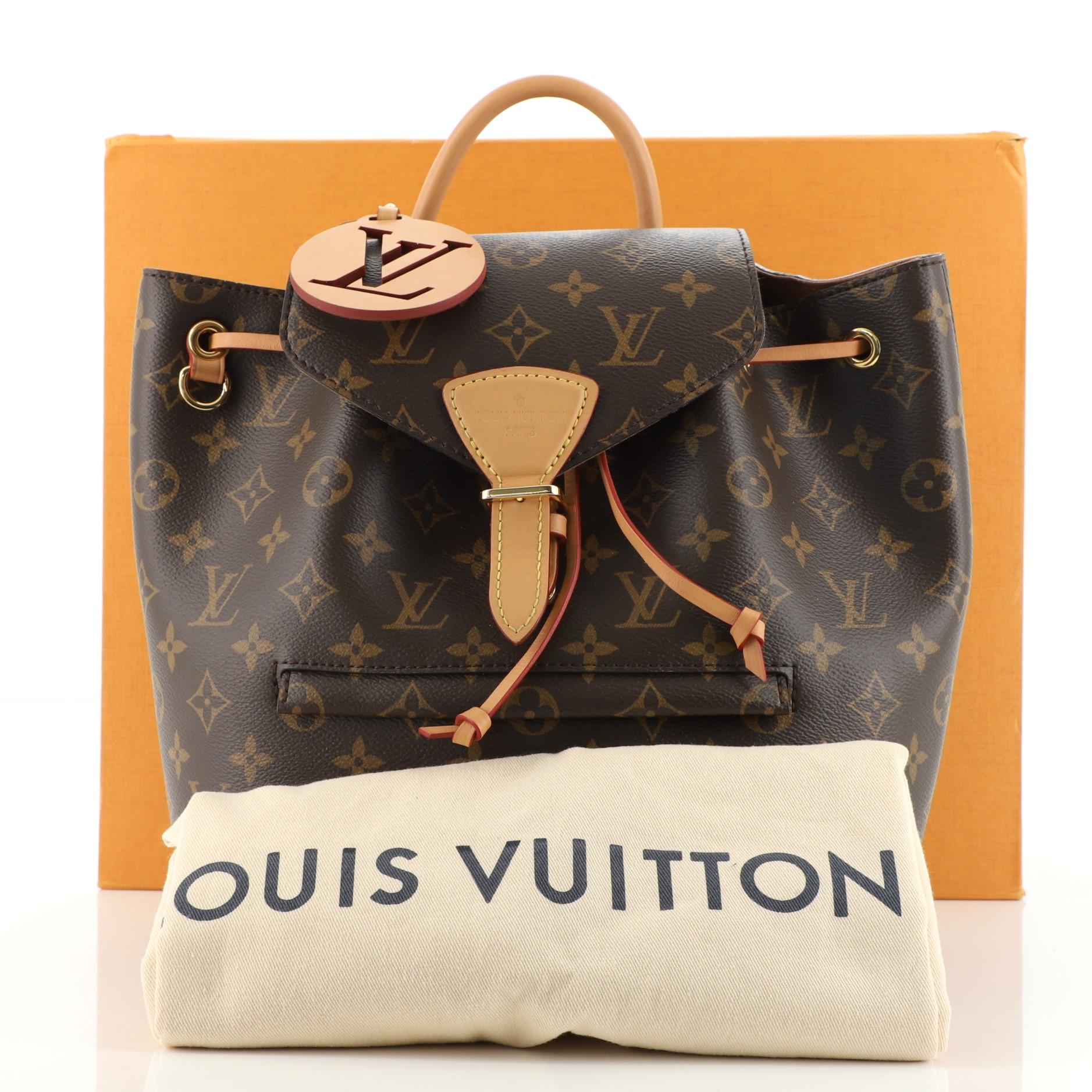 État : très bon. Odeur à l'intérieur. Usure mineure sur les coins de la base, froissement sur la garniture de fermeture et les cordons, paillettes et marques modérées à l'intérieur, éraflures sur le matériel.
Accessoires : Boîte, breloques, sac à