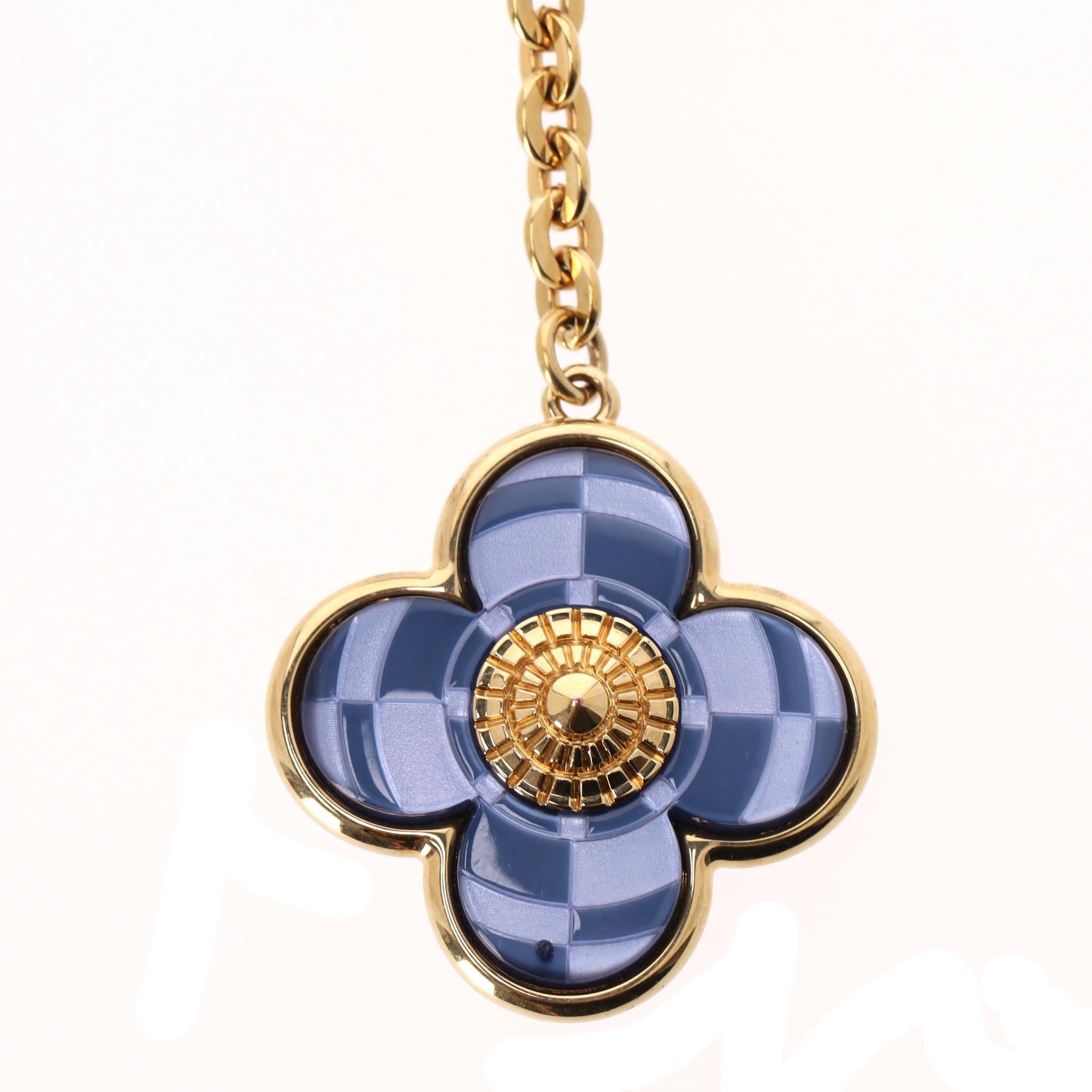 Charm per la borsa Louis Vuitton Mosaique

Gli emblemi di fiori sbocciati del marchio in blu con dettagli a mosaico incastonati su una base d'oro con centro decorativo in oro.

Legato a una catena d'oro con anelli a D con placca incisa 