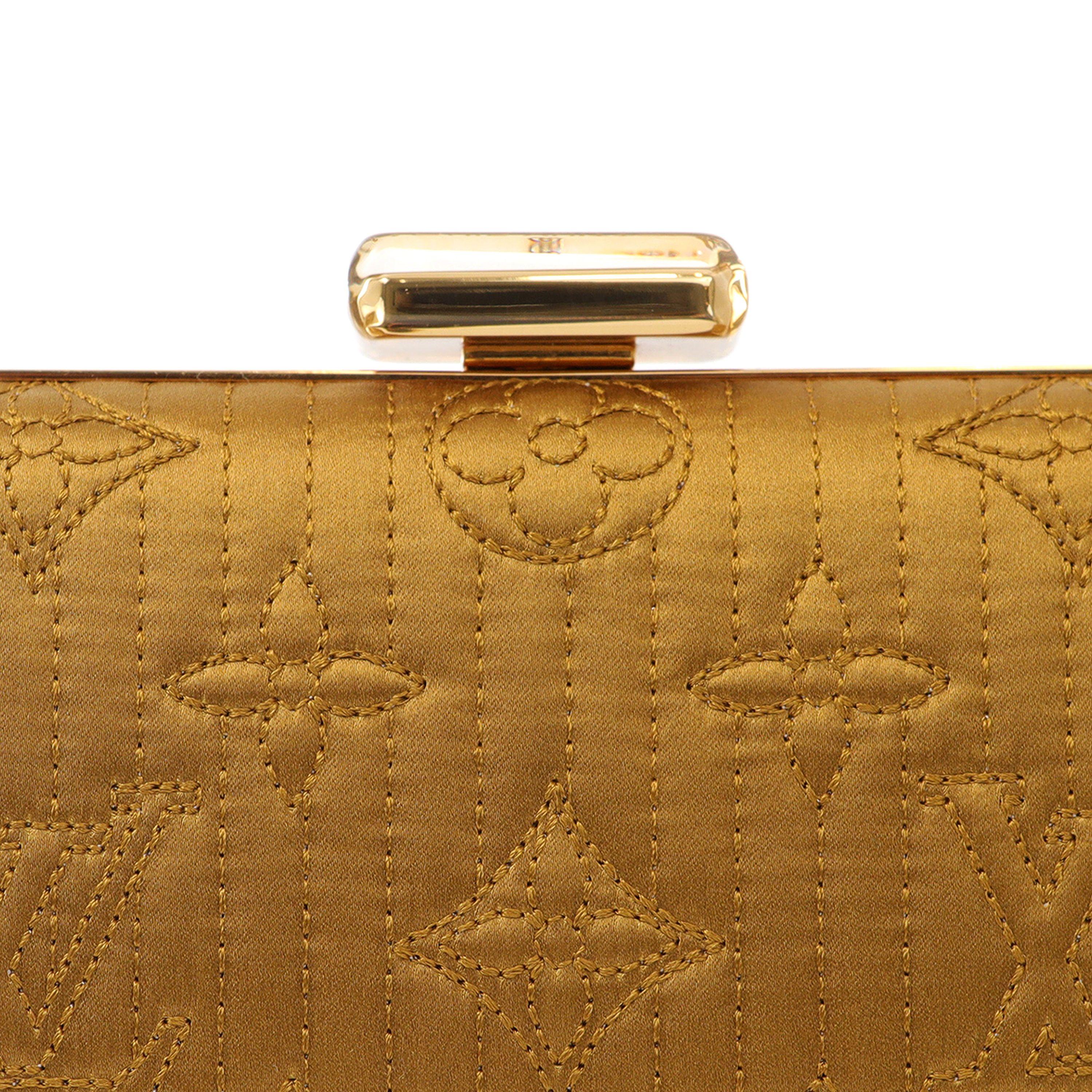 Louis Vuitton Moutard Monogramm Satin Minaudiere mit Goldbeschlägen (Braun) im Angebot
