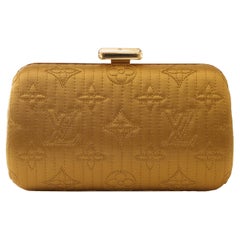 Louis Vuitton Minaudière monogrammée Moutard avec quincaillerie dorée