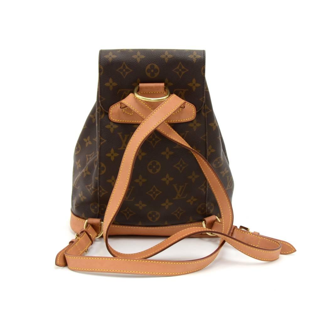 Louis Vuitton backpack Montsouris MM in Monogram canvas. It has 1 external zipper pocket on the front. Leather pull string closure with flap top for security and 1 interior open pocket. Discontinued model, making it a great find!SKU: LO787

Made in: