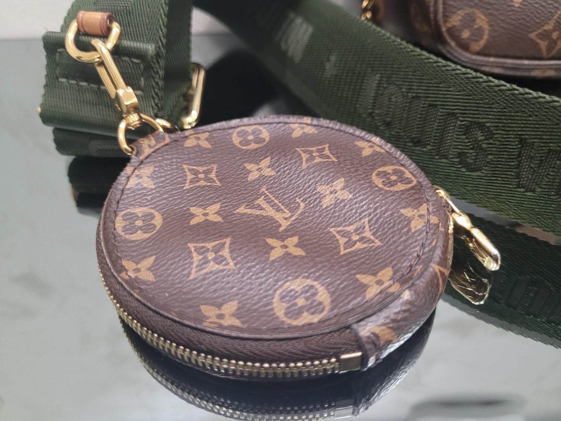 Eleva il tuo stile con questa autentica borsa Crossbody Louis Vuitton Multi Pochette Accessoires! Questa borsa elegante e versatile è l'aggiunta perfetta alla tua collezione di lusso. 

La Multi Pochette Accessoires è una borsa crossbody ibrida che