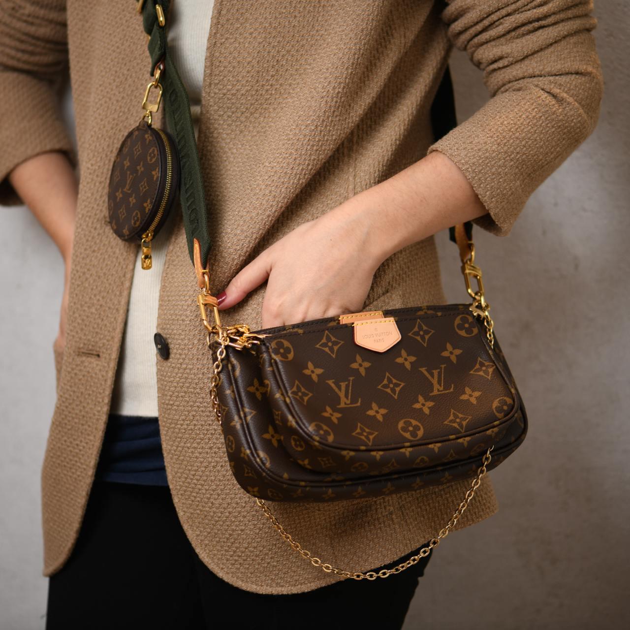 SKU 	AT-1021
Marke	Louis Vuitton
Modell	Monogram Multi Pochette Accessoires
Maße: 24 B x 13,5 H x 4 T cm/ Riemenfall: 37. cm
-------------------------------------------------------------------------
Metall	Gold-Ton
Bedingung	Ausgezeichnet 
Kommt mit