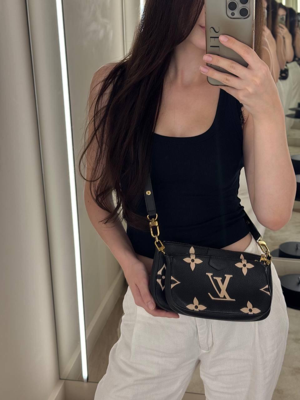 Eleva il tuo stile con questa autentica borsa Louis Vuitton Multi Pochette Accessoires! 

Realizzata in lussuosa pelle Monogram Empreinte, questa borsa a tracolla presenta un'elegante combinazione di colori beige e noir, completata da splendide