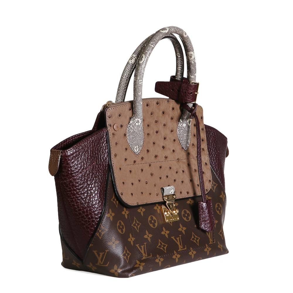 Special edition tote bag from Louis Vuitton
Brown leather monogram body with ostrich panel and snakeskin handle
Zip closure on top of the ostrich panels
Front pouch with gold hardware squeeze lock, key included
Maroon leather interior
16