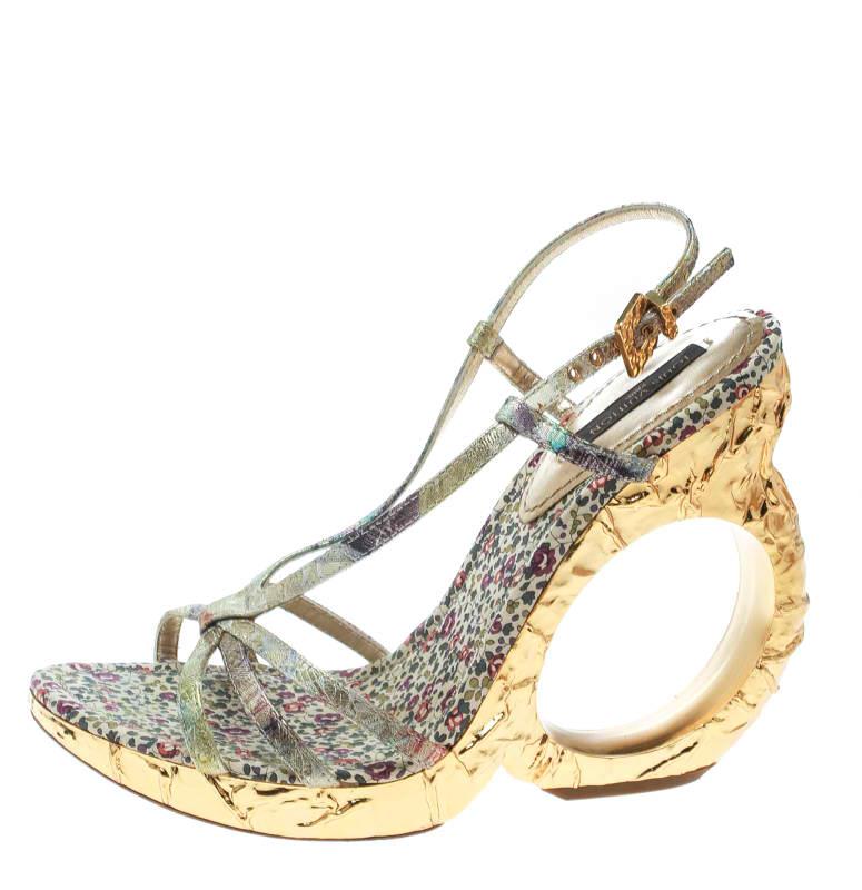 Gorgeous, glamorous and grand, these Feerique Morganne sandals from Louis Vuitton are all you need to make a statement! These multicolour sandals are crafted from brocade fabric and feature an open toe silhouette. They flaunt crisscross straps on