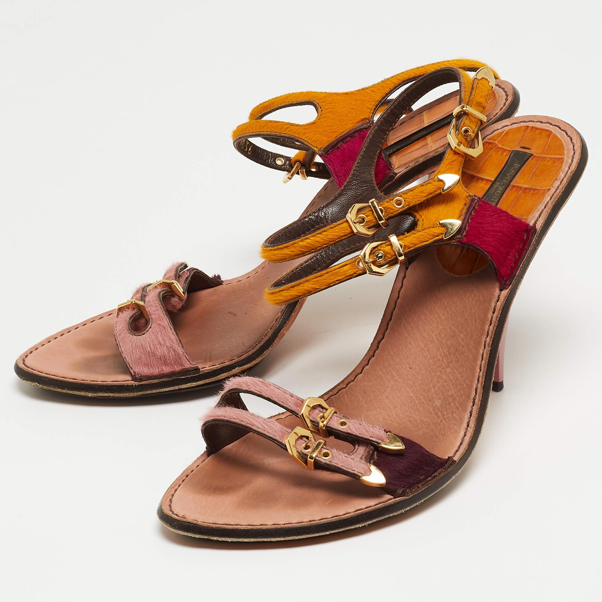 These sandals will frame your feet in an elegant manner. Crafted from quality materials, they display a classy design and comfortable insoles.