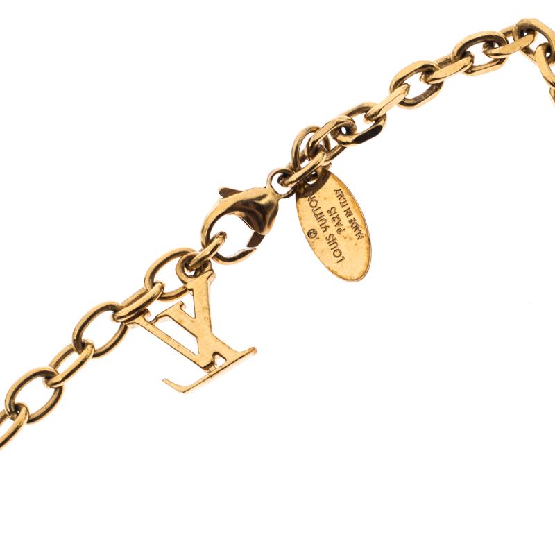 Made out of gold-tone metal, this flawlessly crafted necklace by Louis Vuitton can be your next prized possession. The necklace features a long chain holding crystal-set cubes. The necklace can be doubled to create a layered look and is finished