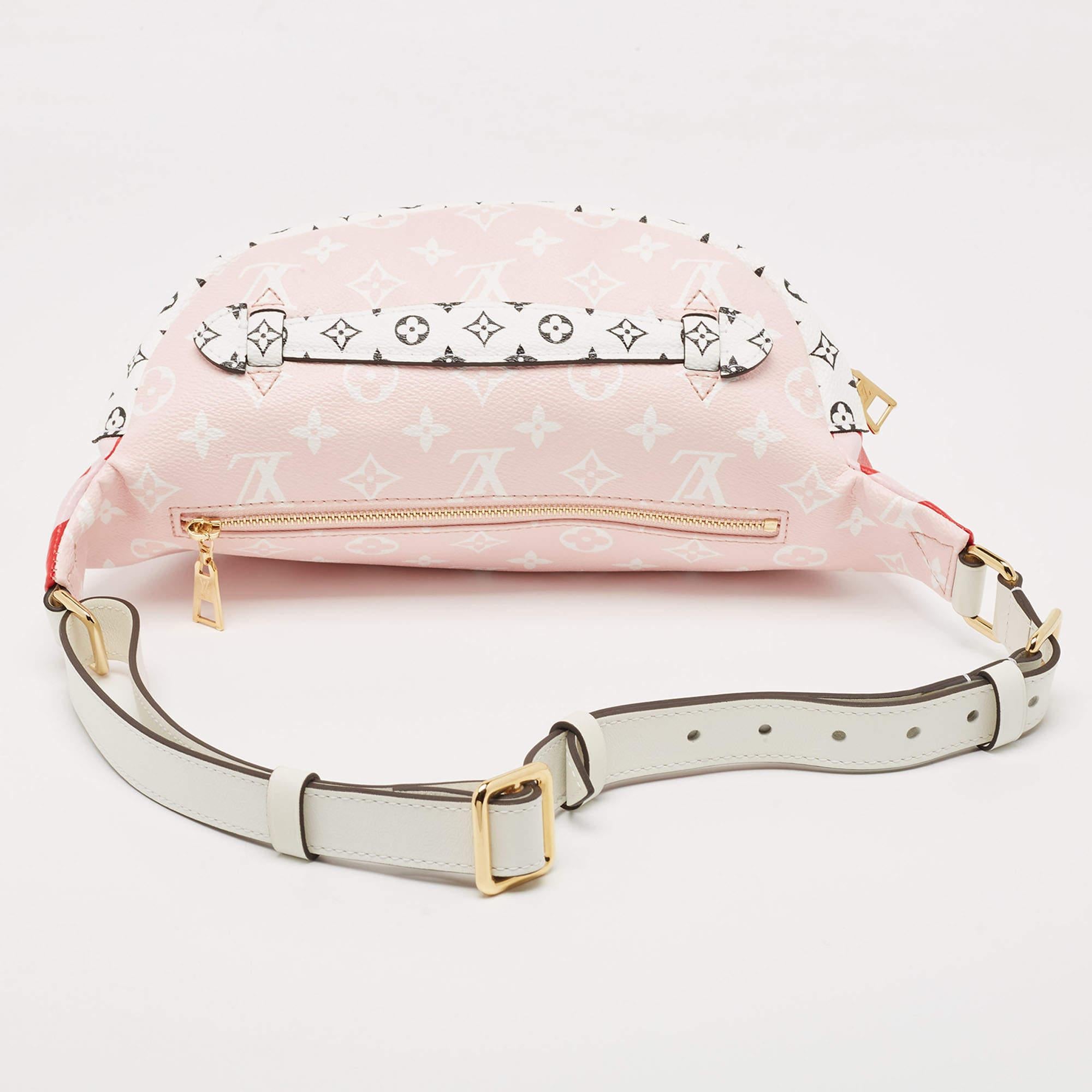Las creaciones de Louis Vuitton son populares por su gran estilo y funcionalidad. Este bolso, como todos los demás, es duradero y elegante. Con un acabado fino, el bolso está diseñado para proporcionar una experiencia de lujo. El interior tiene