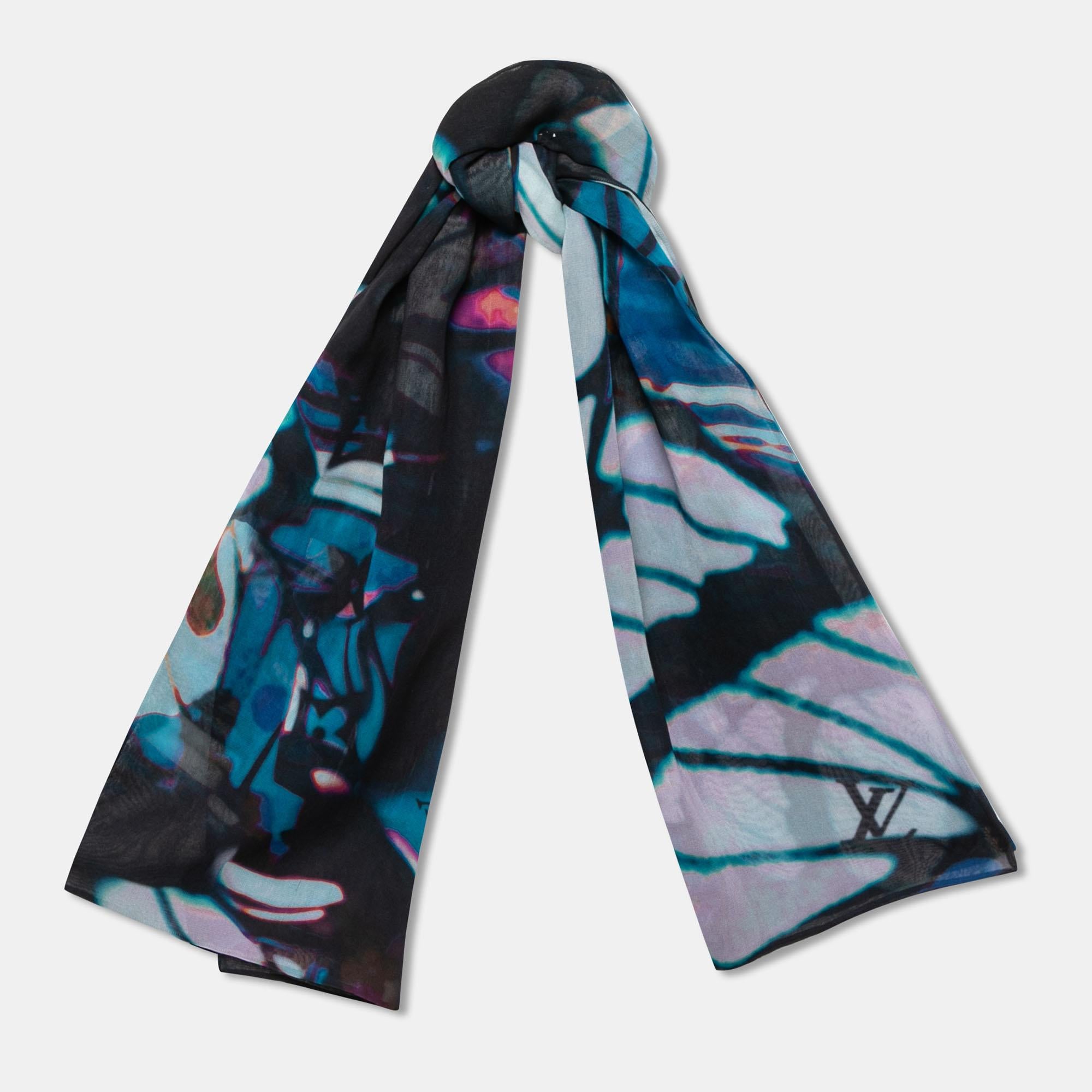 Classy and luxurious are some words that come to our minds when we think of Louis Vuitton. The label brings you this chic scarf made from silk in many shades. The highlight of the creation is the holographic pattern laid all over the surface.

