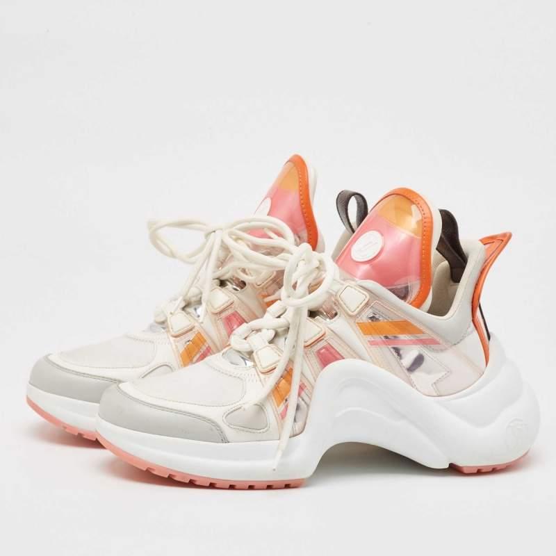 La collection printemps/été 2018 de Louis Vuitton nous a fait découvrir les baskets Archlight alors que la fièvre des chunky sneakers venait de s'installer. Le design est caractérisé par une ambiance futuriste avec une touche d'influence des baskets