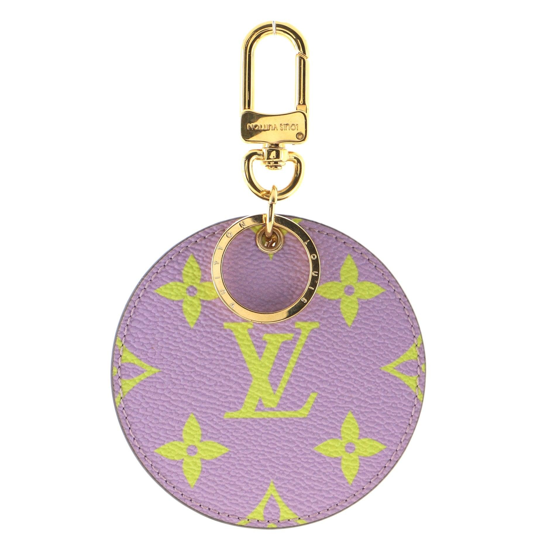 Louis Vuitton Multicolor Monogram Giant Limited Edition Round Illustre Keychain features the LV Initials in the center with contrasting pink and neon green, black and white LV Monogram and gold-tone hardware.

 

63771MSC